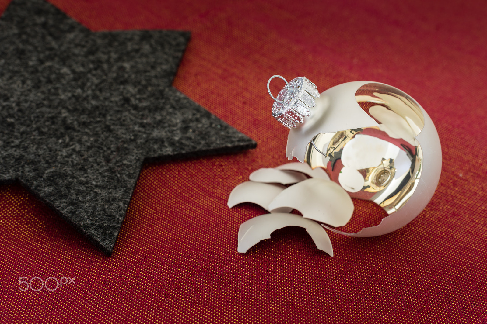 Canon EF 50mm F1.4 USM sample photo. Broken christmas tree ball with star photography
