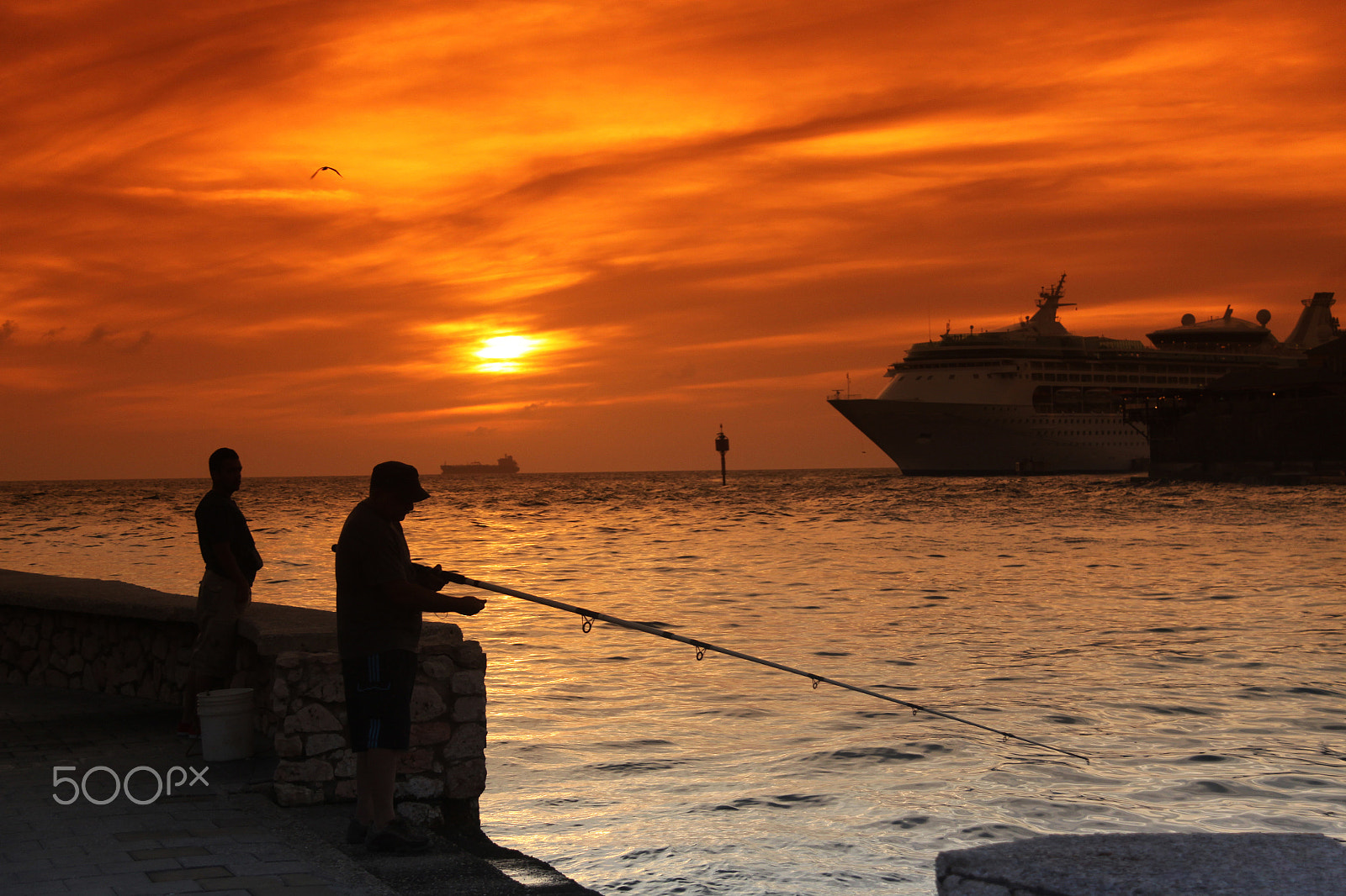 Canon EF-S 18-200mm F3.5-5.6 IS sample photo. The fisherman - el pescador photography