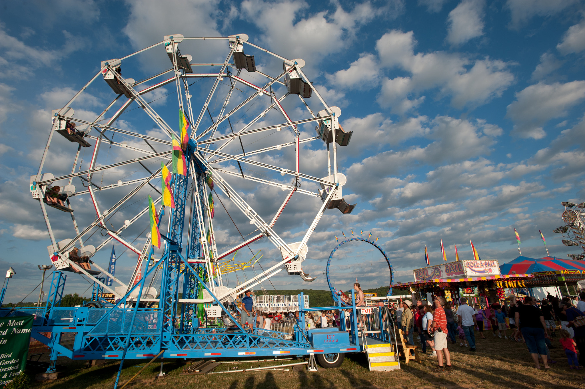 Nikon AF-S Nikkor 17-35mm F2.8D ED-IF sample photo. Ferris wheel in front of blue sky and crowd at mason dixon fair photography