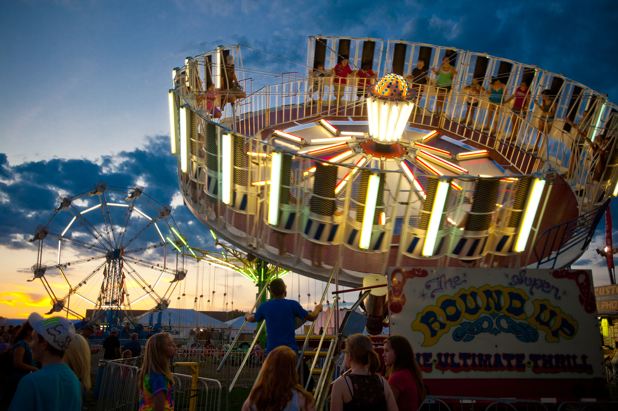 Nikon AF-S Nikkor 17-35mm F2.8D ED-IF sample photo. Carnival rides at dusk at the mason dixon fair photography
