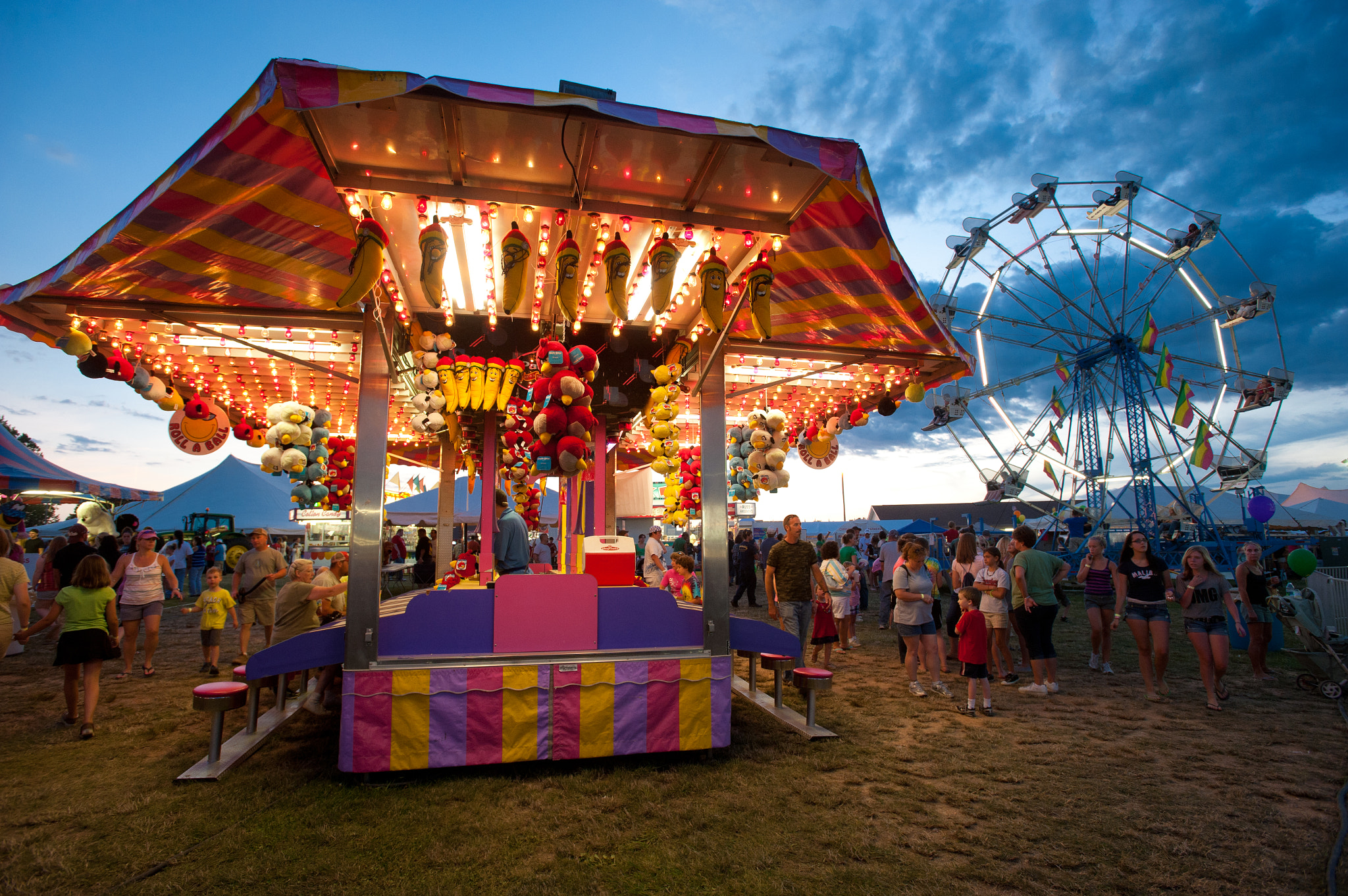 Nikon D700 + Nikon AF-S Nikkor 17-35mm F2.8D ED-IF sample photo. Carnival rides at dusk at the mason dixon fair photography