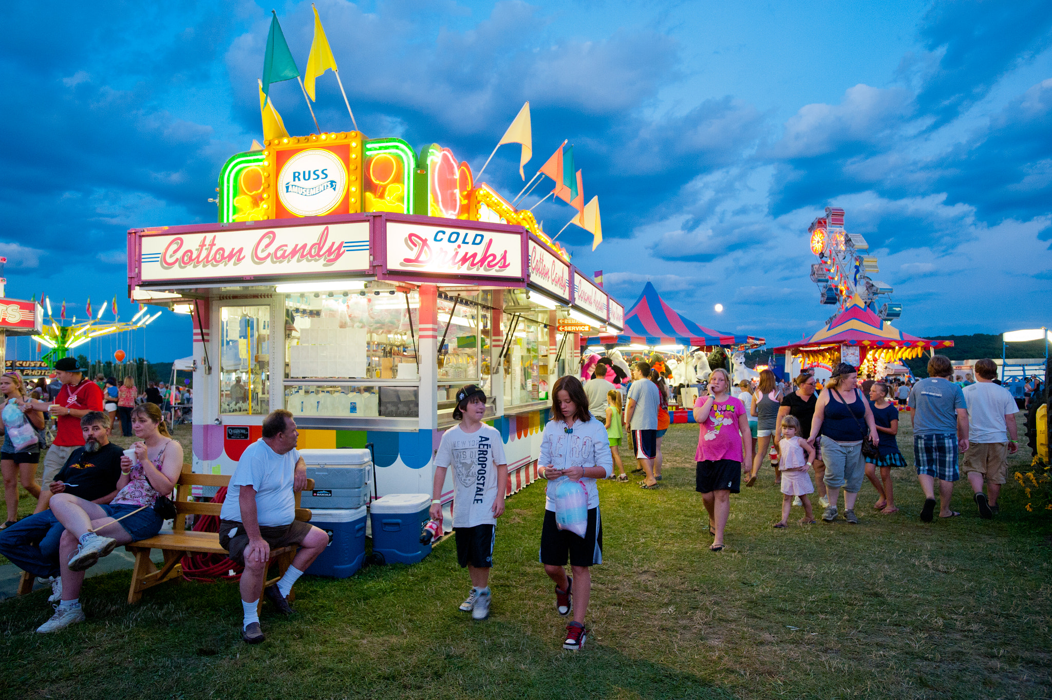 Nikon D700 + Nikon AF-S Nikkor 17-35mm F2.8D ED-IF sample photo. People walking through the carnival of the mason dixon fair photography