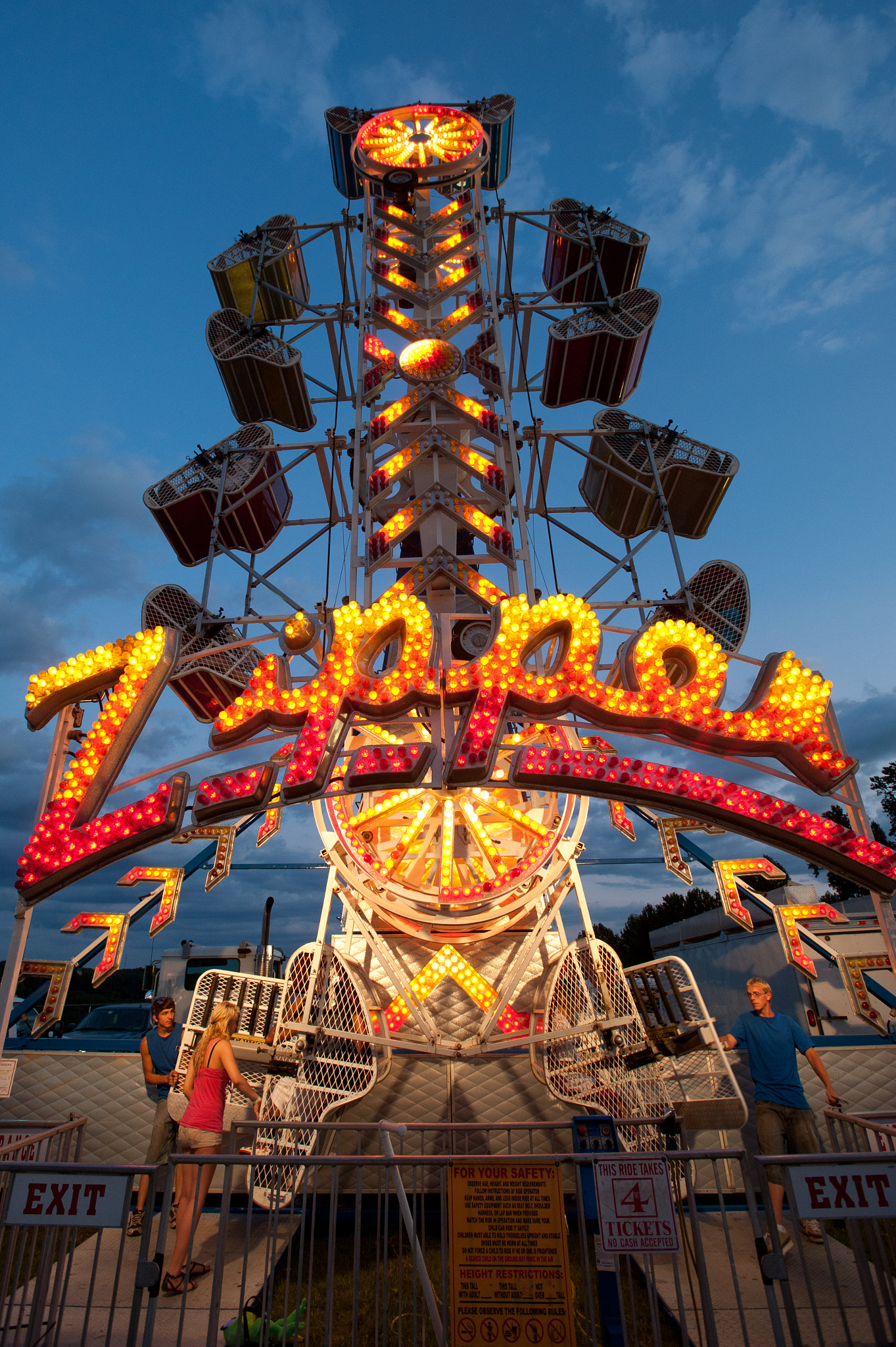 Nikon AF-S Nikkor 17-35mm F2.8D ED-IF sample photo. Carnival ride at dusk at the mason dixon fair photography