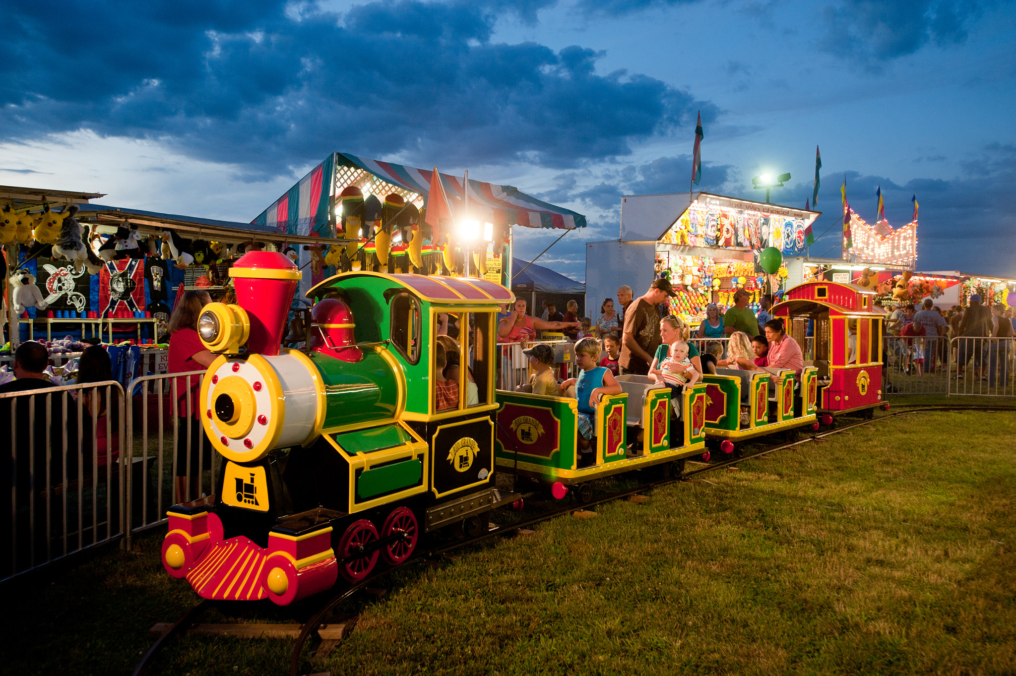 Nikon AF-S Nikkor 17-35mm F2.8D ED-IF sample photo. Children's carnival ride at dusk at the mason dixon fair photography