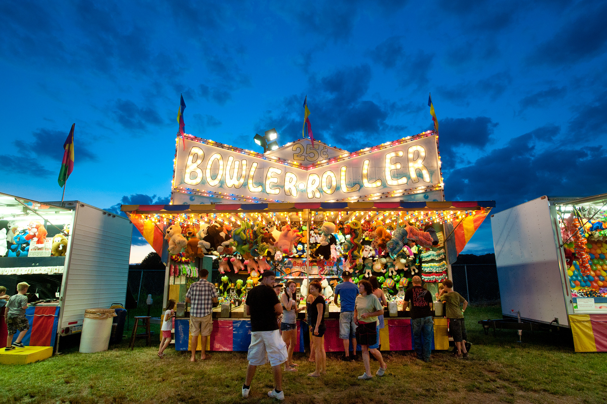 Nikon AF-S Nikkor 17-35mm F2.8D ED-IF sample photo. People playing games at the mason dixon fair carnival photography