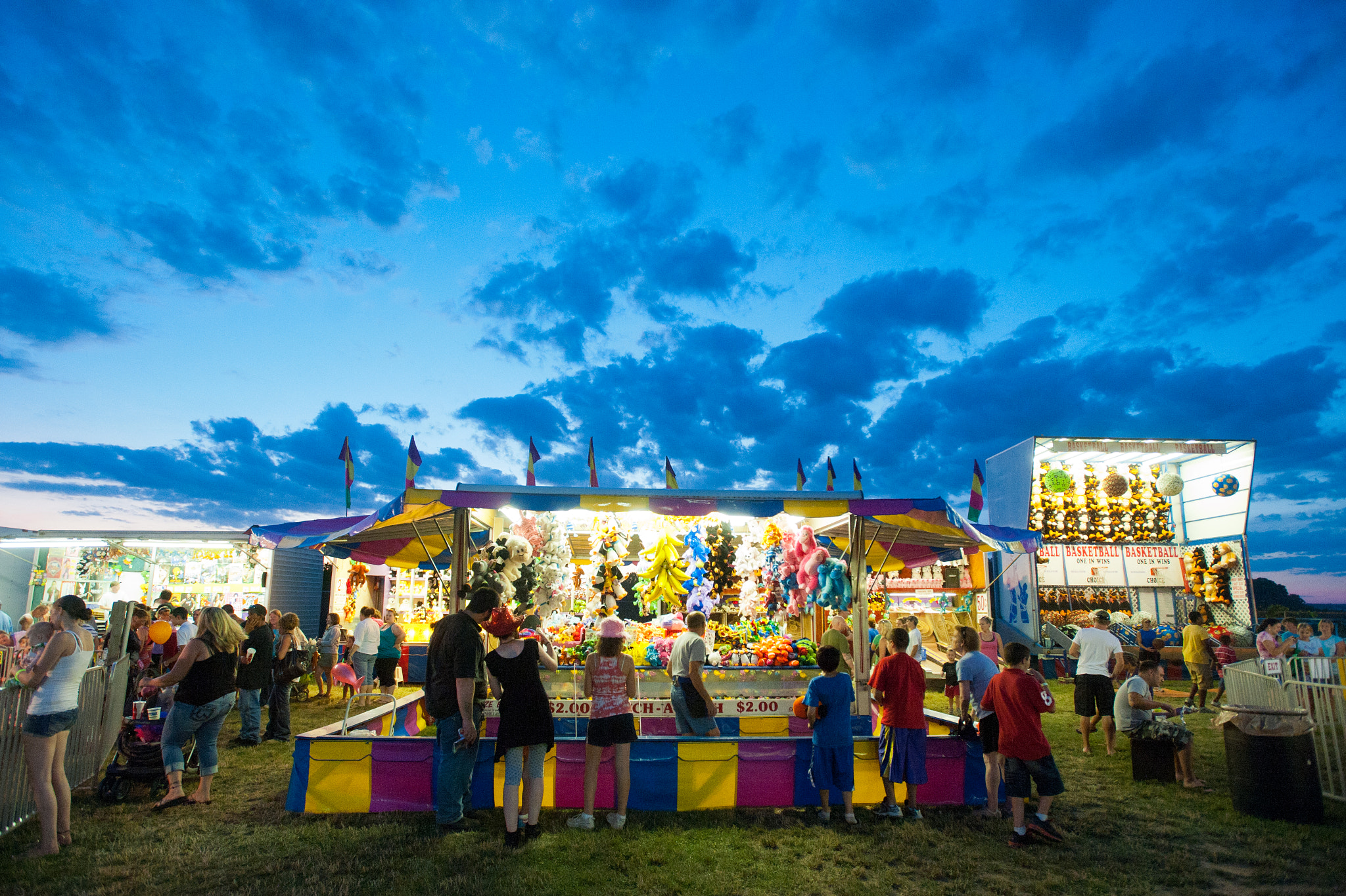 Nikon AF-S Nikkor 17-35mm F2.8D ED-IF sample photo. People playing games at the mason dixon fair carnival photography