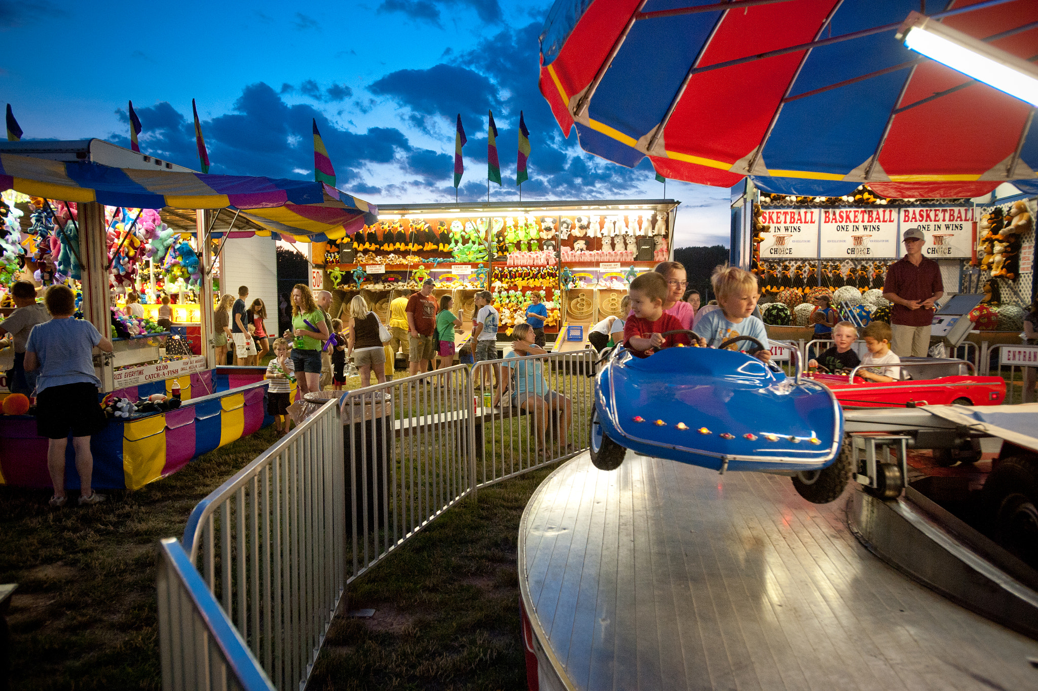 Nikon AF-S Nikkor 17-35mm F2.8D ED-IF sample photo. Boys on race car ride at the mason dixon fair carnival photography