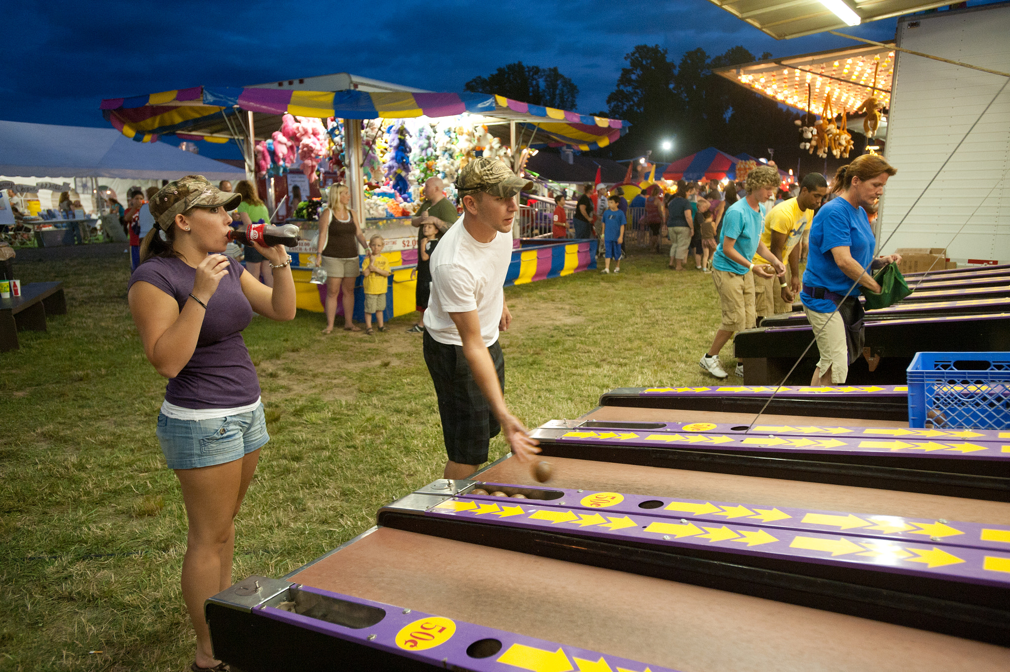 Nikon D700 + Nikon AF-S Nikkor 17-35mm F2.8D ED-IF sample photo. People playing a game at the carnival of the mason dixon fair photography
