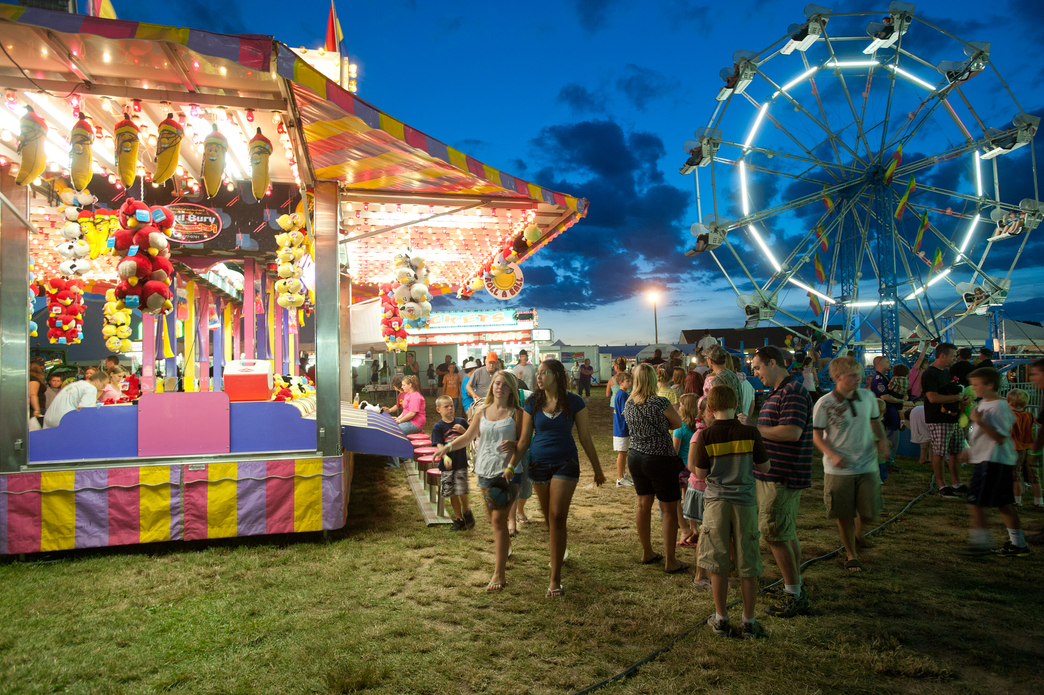 Nikon D700 + Nikon AF-S Nikkor 17-35mm F2.8D ED-IF sample photo. A line of people waiting for ferris wheel and lights in motion of ride at the mason dixon fair... photography