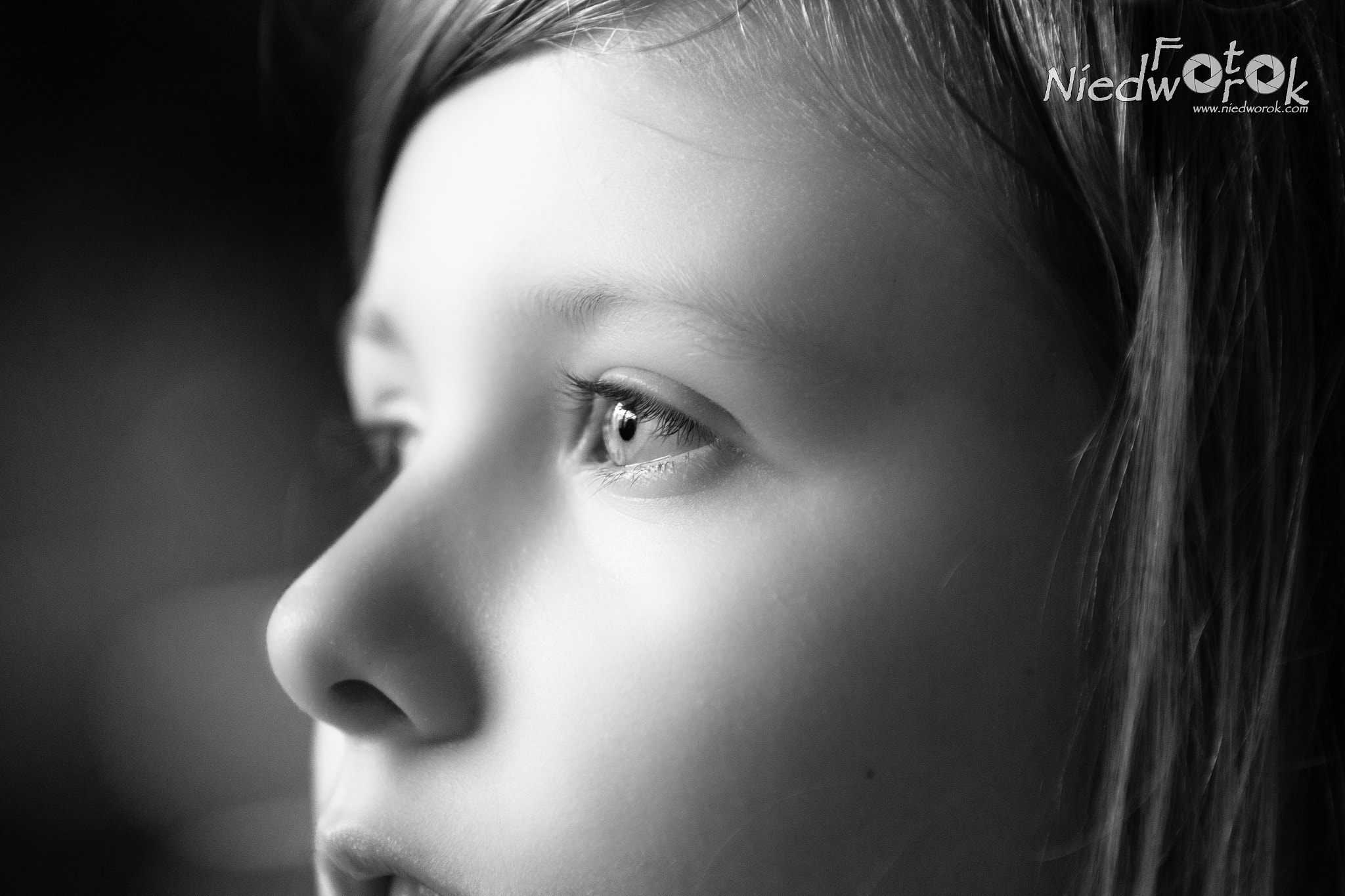 Canon EF 70-200mm F2.8L IS II USM sample photo. Leonie closeup b&w photography