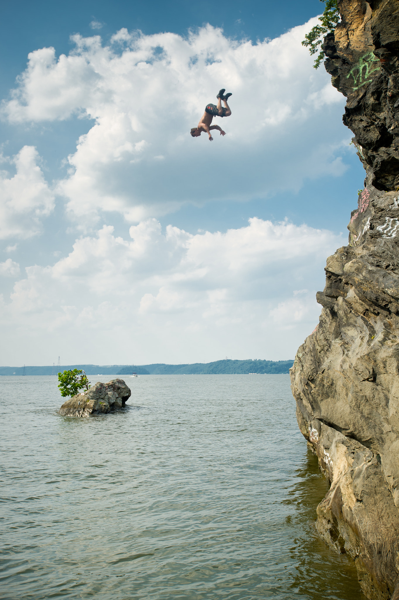 Nikon D3S sample photo. Cliff diver falling into the water in maryland near mason dixon line photography