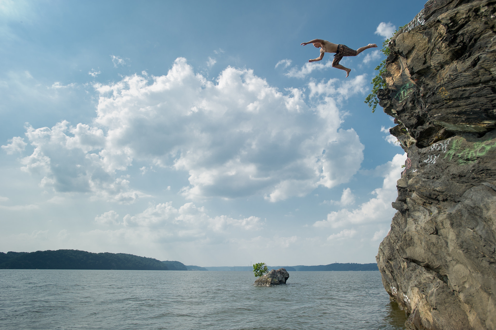 Nikon AF-S Nikkor 17-35mm F2.8D ED-IF sample photo. Cliff diver falling into the water in maryland near mason dixon line photography