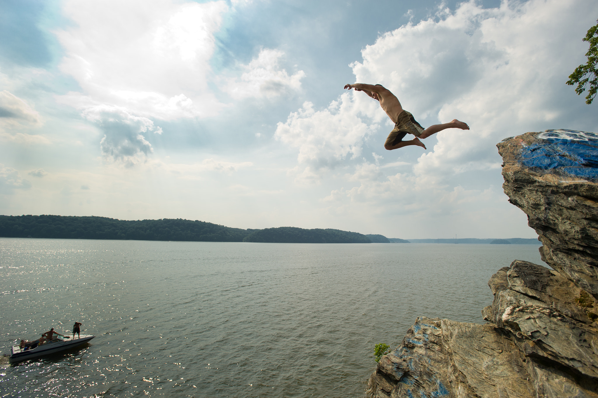 Nikon AF-S Nikkor 17-35mm F2.8D ED-IF sample photo. Cliff diver falling into the water in maryland near mason dixon line photography