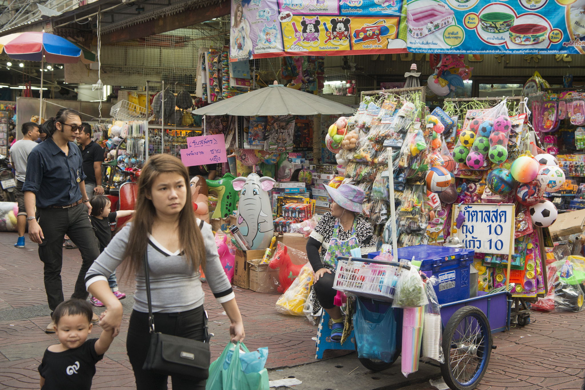 Nikon AF-S Nikkor 24-70mm F2.8E ED VR sample photo. Thailand bangkok china town photography