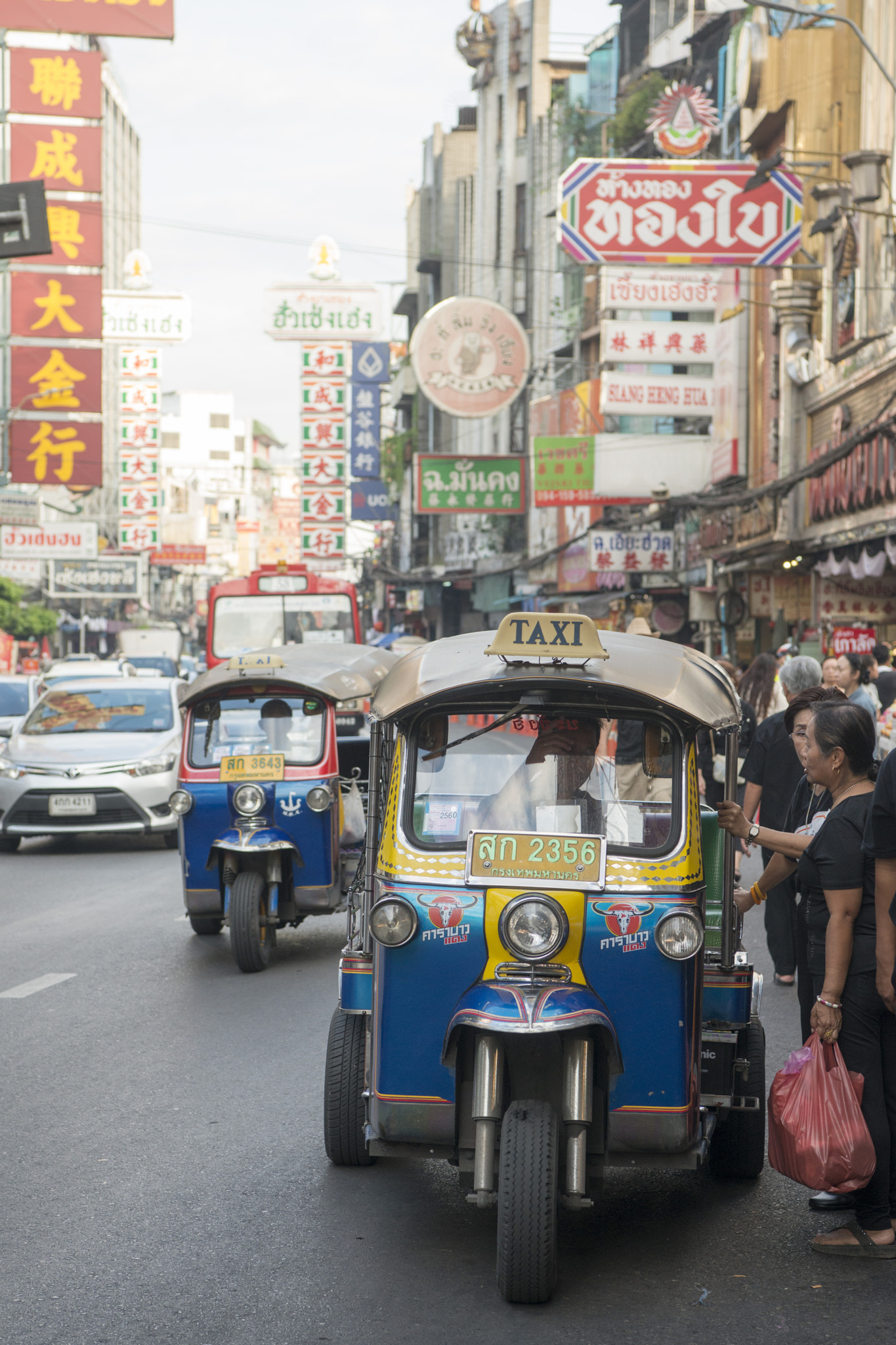 Nikon AF-S Nikkor 24-70mm F2.8E ED VR sample photo. Thailand bangkok china town tuk tuk taxi photography