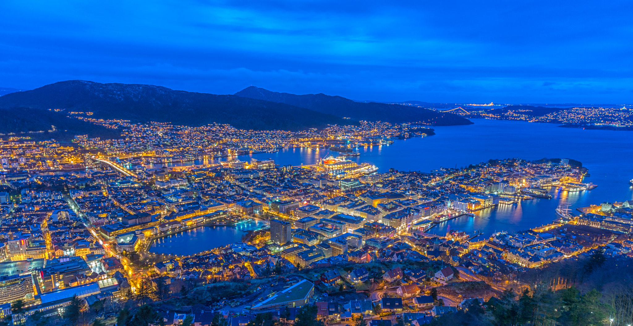Nikon AF Nikkor 24-85mm F2.8-4D IF sample photo. Night bergen photography