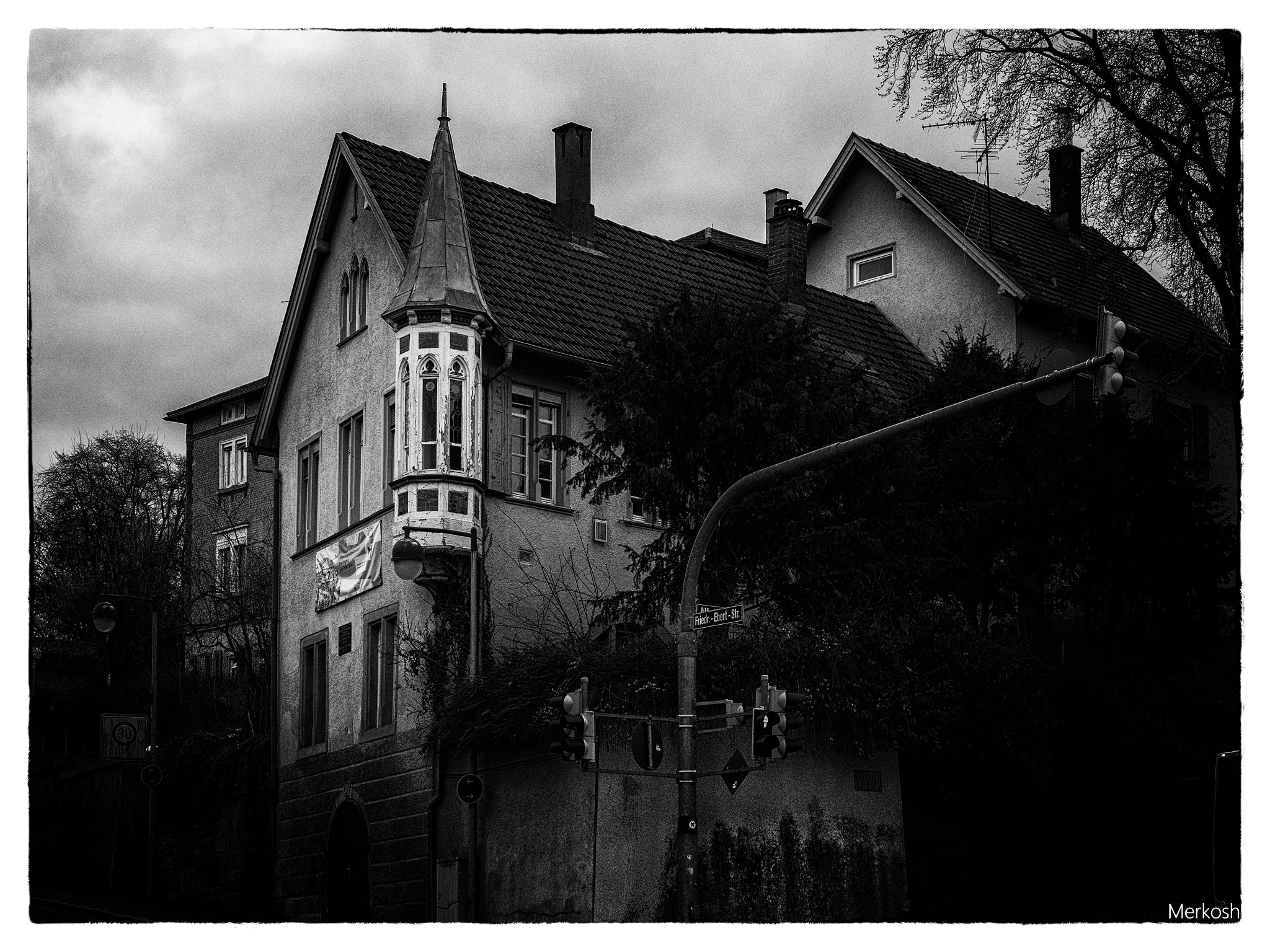 Olympus OM-D E-M1 Mark II + Olympus M.Zuiko Digital ED 12-40mm F2.8 Pro sample photo. House at the corner photography