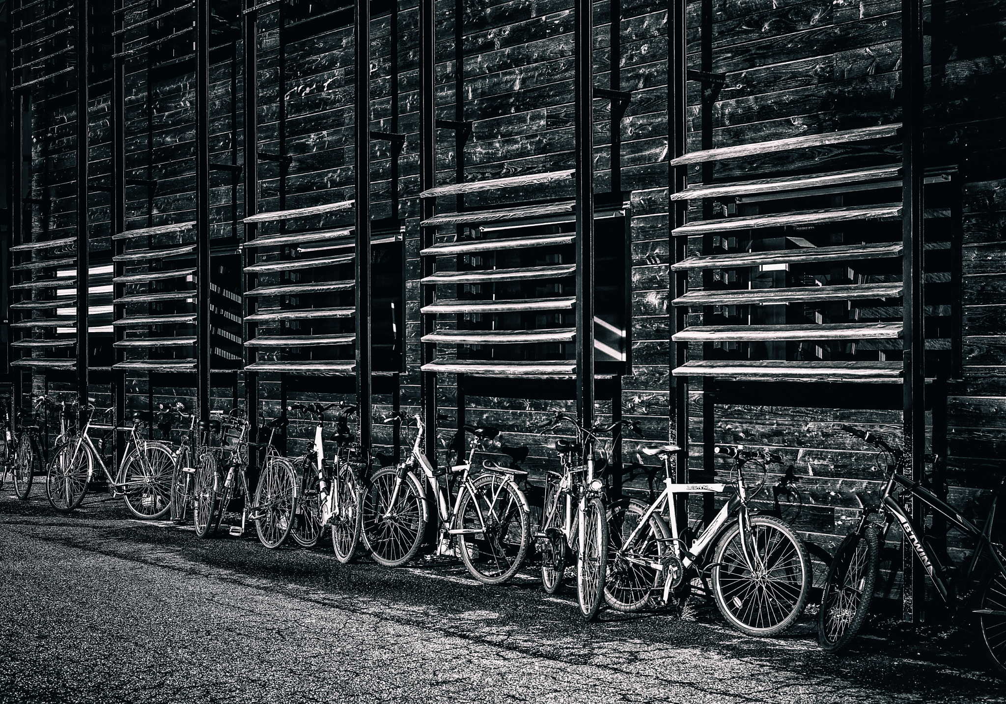 Summicron-M 1:2/50 sample photo. Parking photography