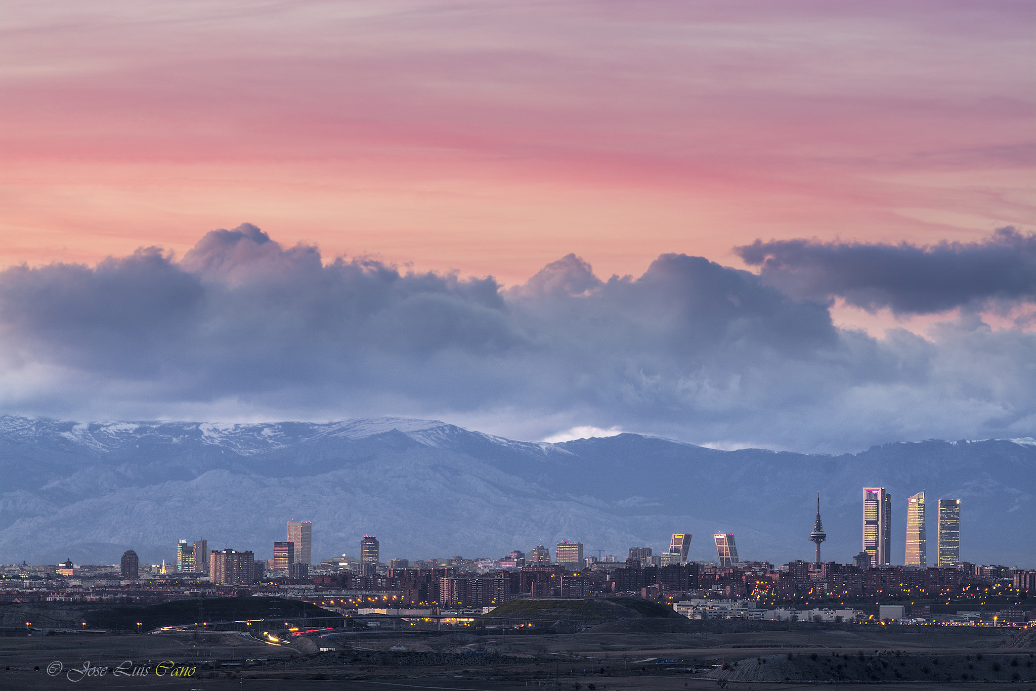 Nikon AF-S Nikkor 70-200mm F2.8G ED VR II sample photo. Cuando la montaña y la ciudad se juntan photography