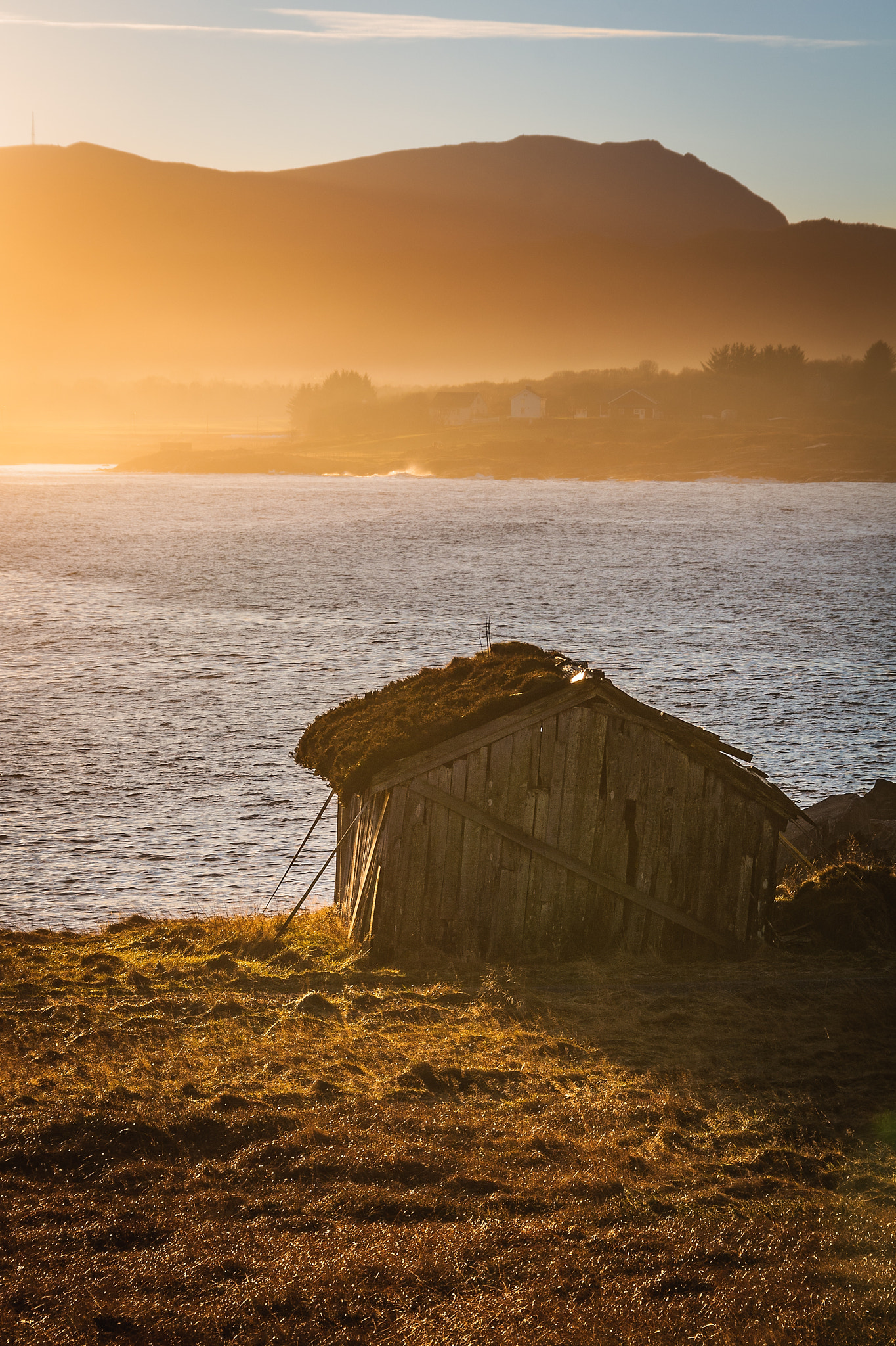 Sigma 18-200mm f/3.5-6.3 DC OS sample photo. The old shed and the sea photography
