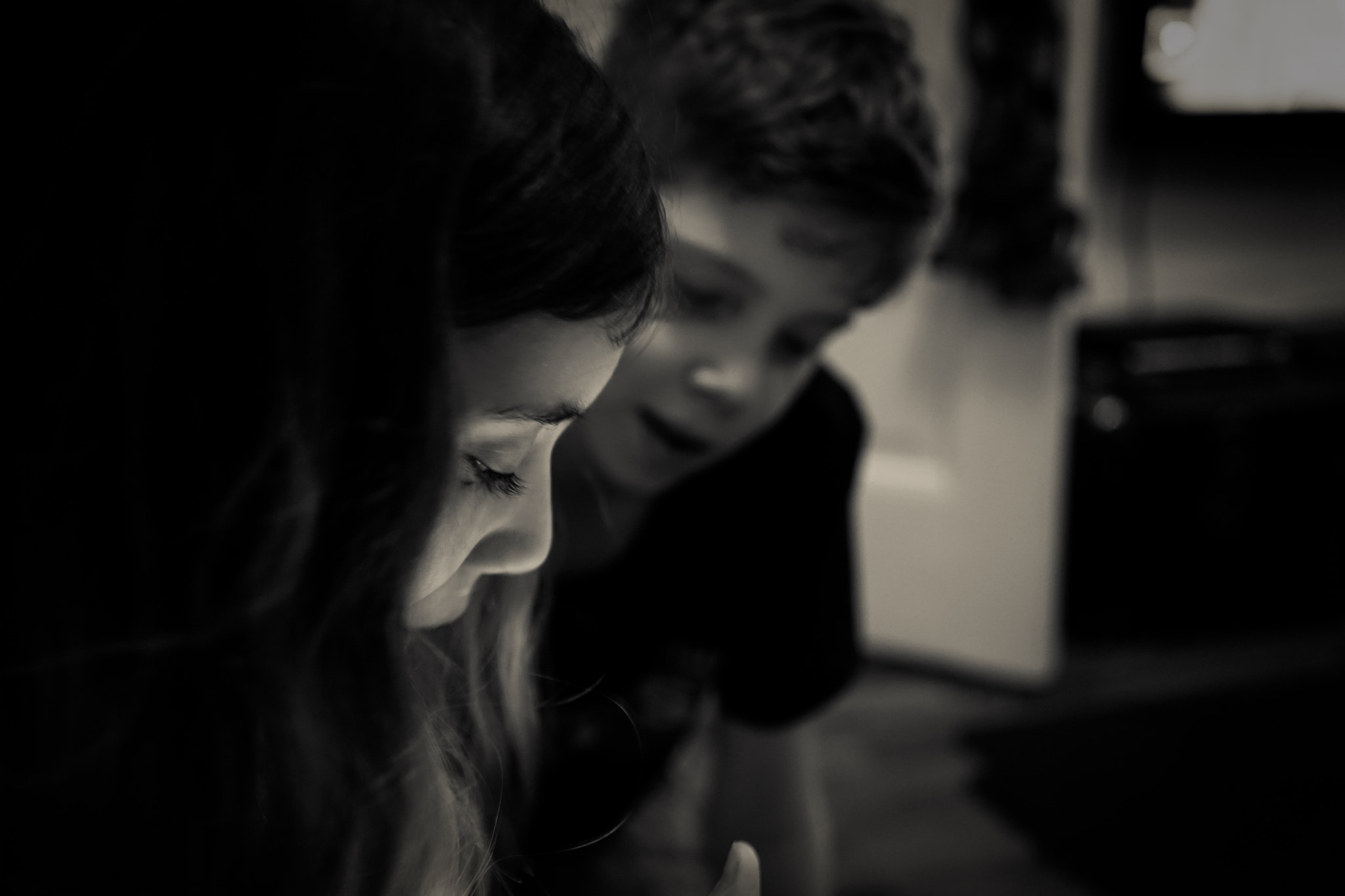 Sony a7 II + Sony Sonnar T* FE 35mm F2.8 ZA sample photo. Kids and their phones photography