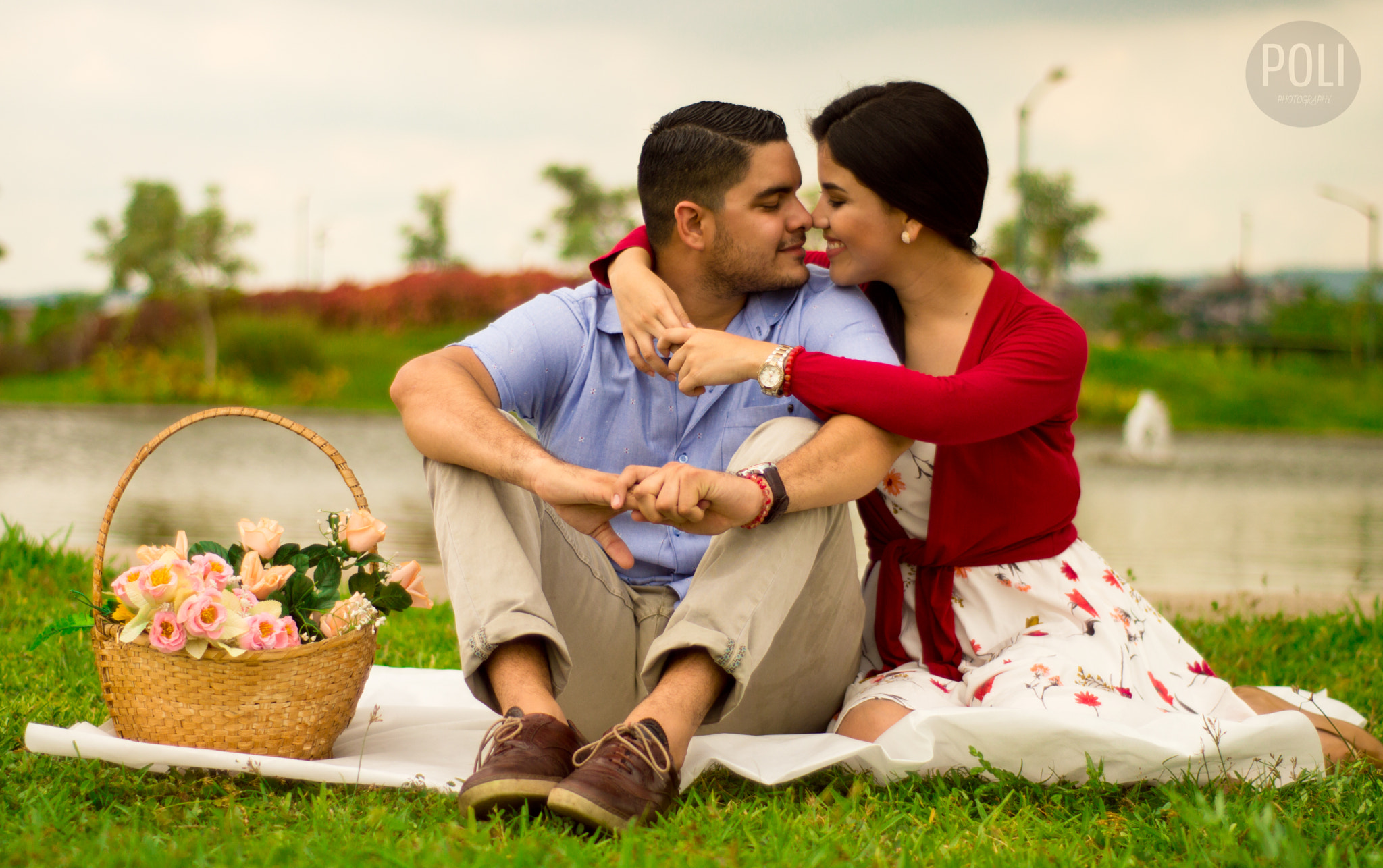 Nikon D3200 + Nikon AF Nikkor 50mm F1.8D sample photo. Kissing photography