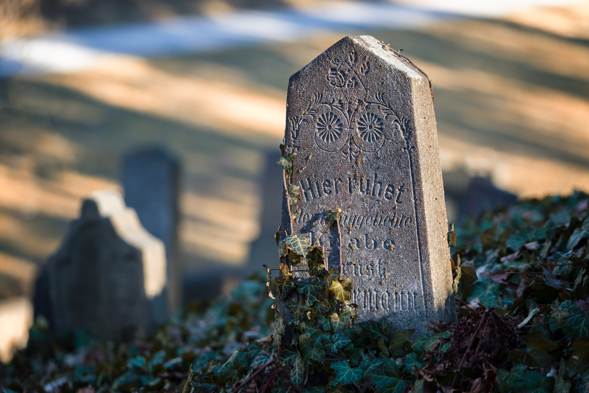 Sony a7R + Sony FE 70-200mm F4 G OSS sample photo. Tombstone photography