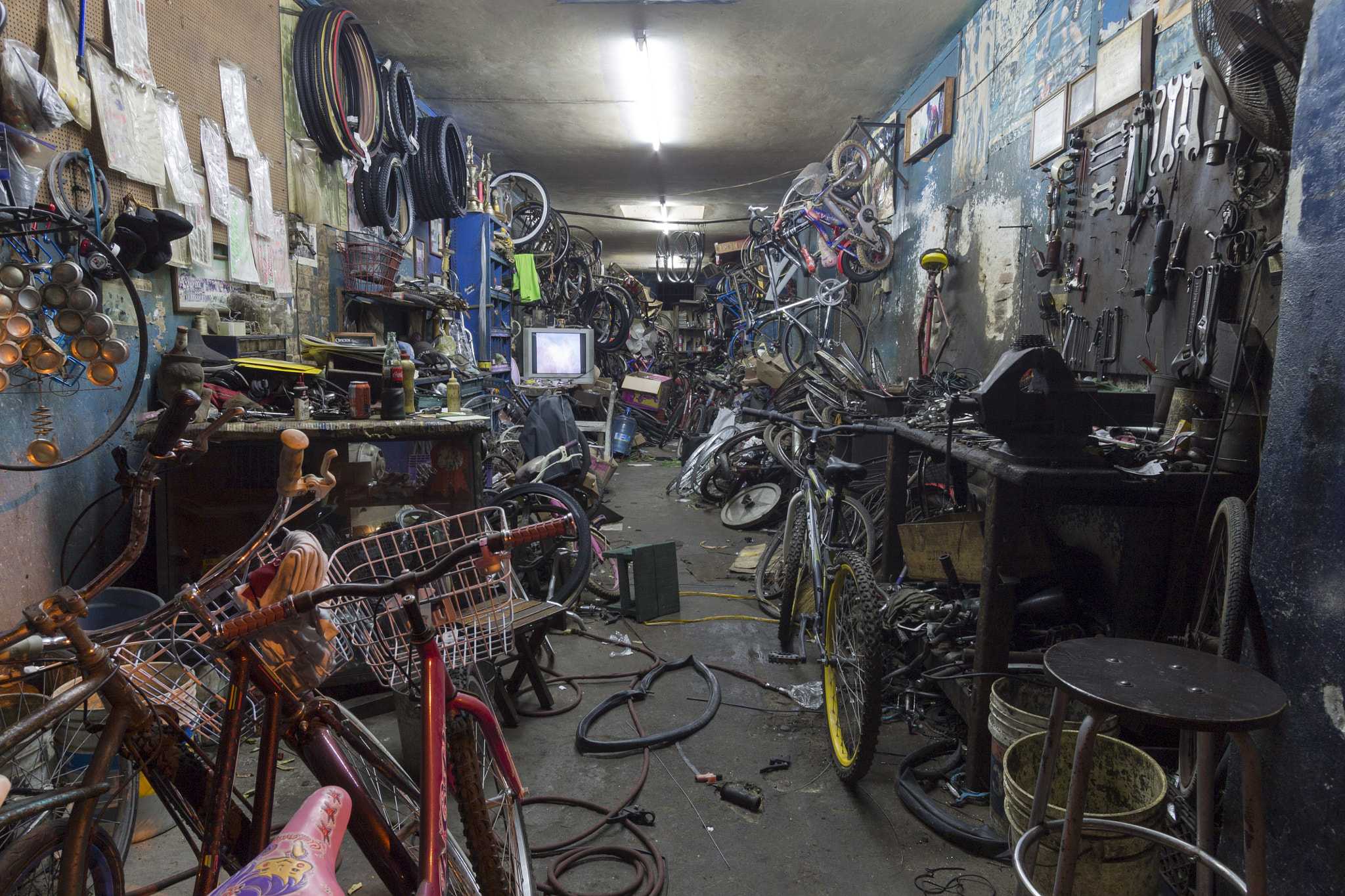 Canon EF-S 10-22mm F3.5-4.5 USM sample photo. Taller de bicicletas photography