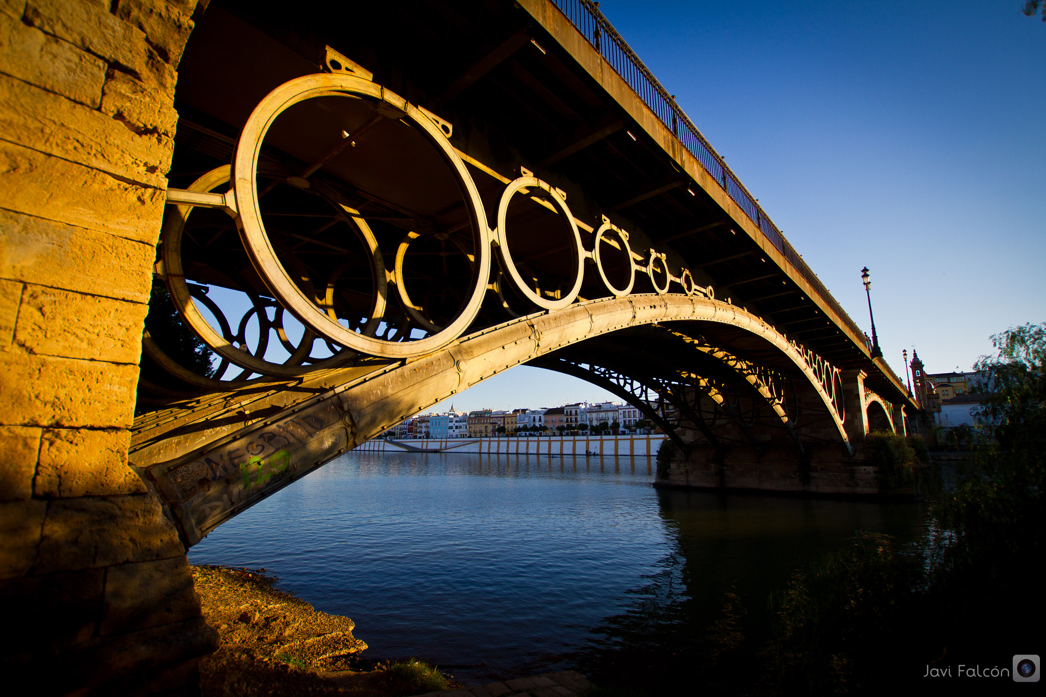 Sigma 10-20mm F3.5 EX DC HSM sample photo. Atardecer desde el puente de triana photography