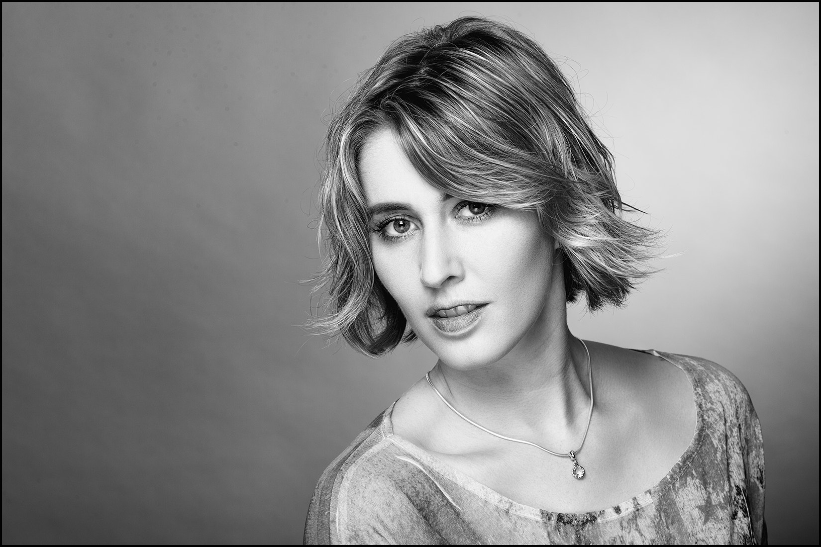 Nikon AF-S Nikkor 85mm F1.4G sample photo. La vio - studio portrait photography