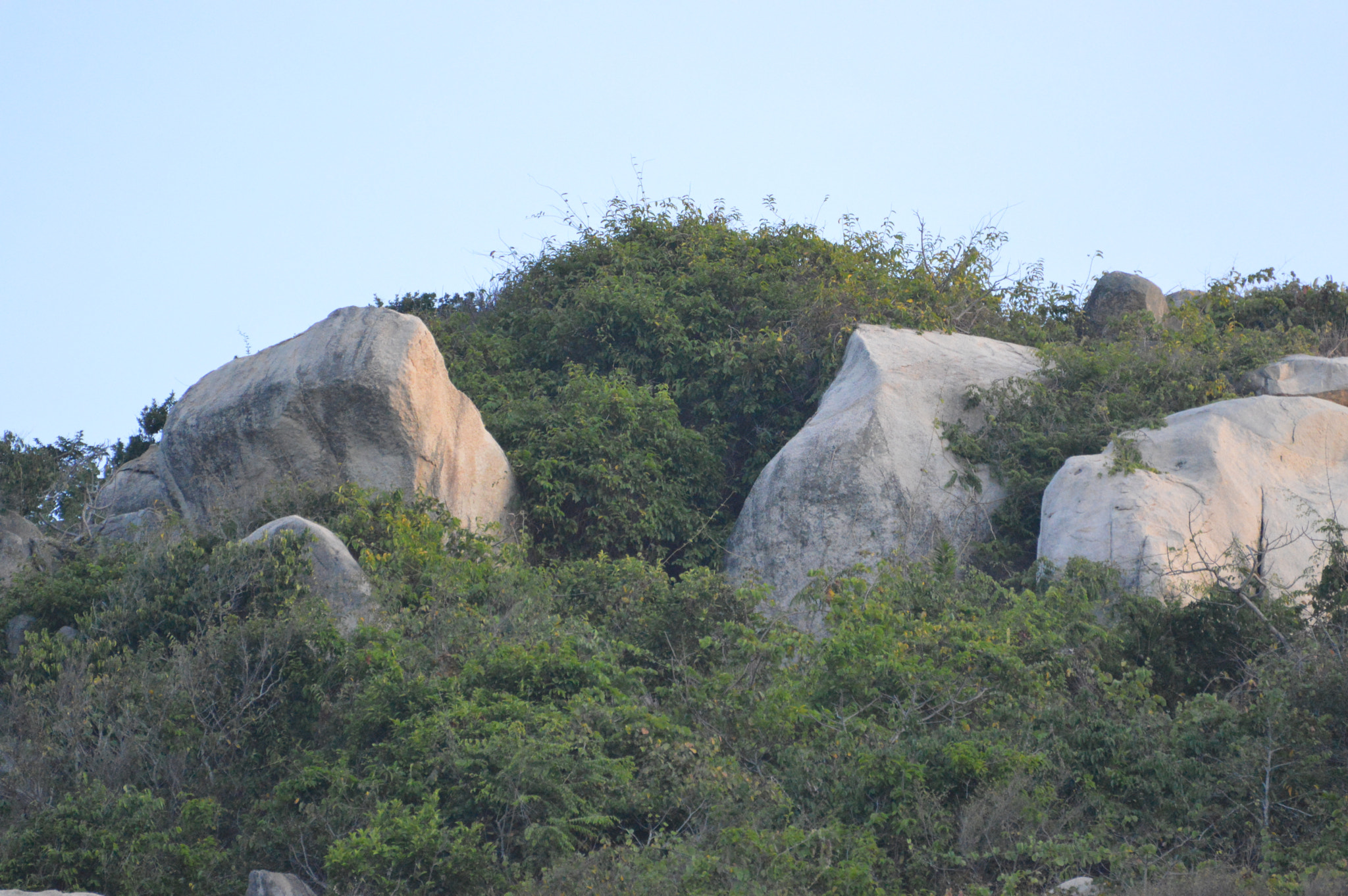 Nikon D3200 + Nikon AF-S Nikkor 70-300mm F4.5-5.6G VR sample photo. Mountain boulders, long hai photography