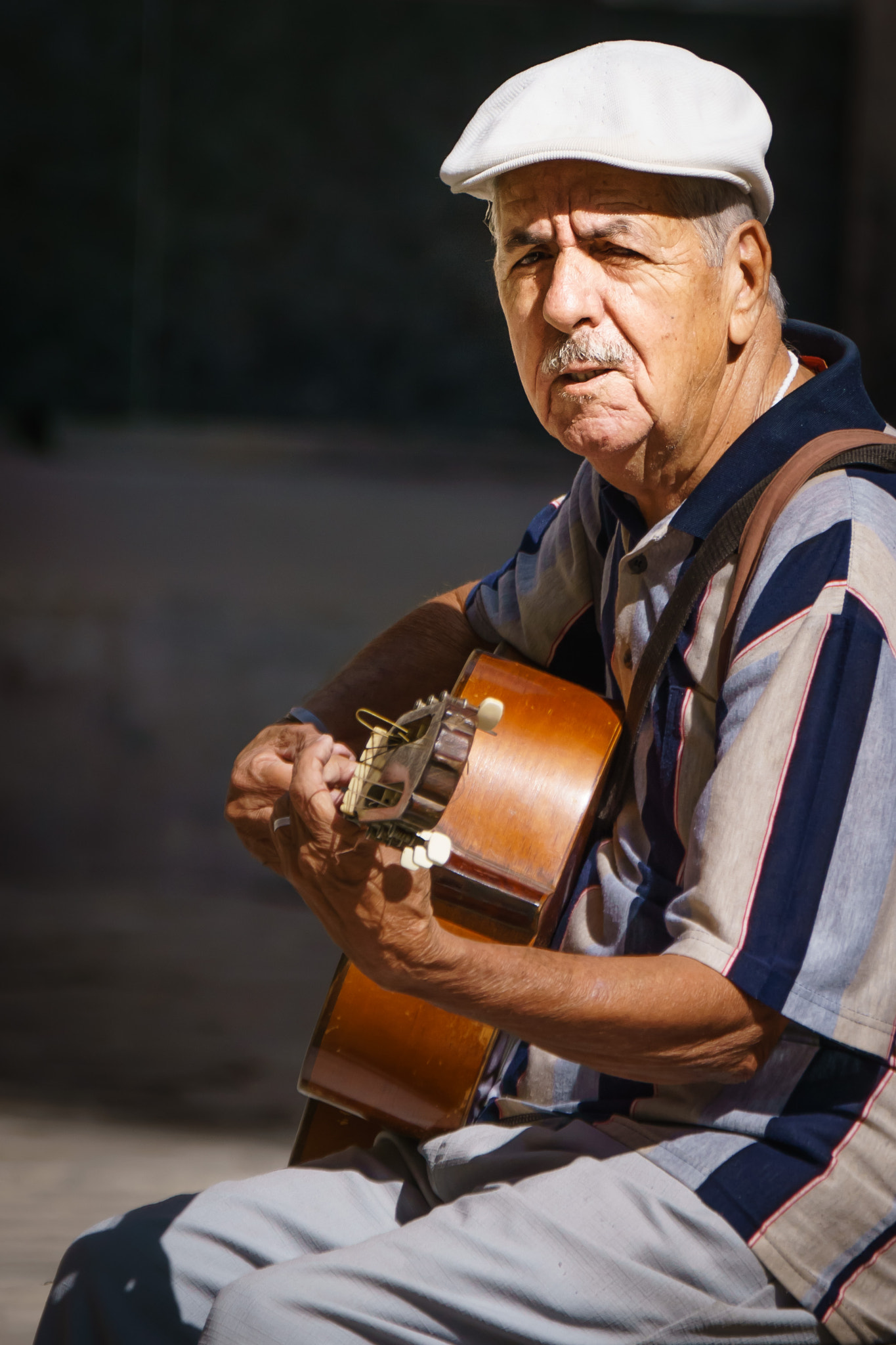 Sony 70-300mm F4.5-5.6 G SSM sample photo. Street performer in havana, cuba photography