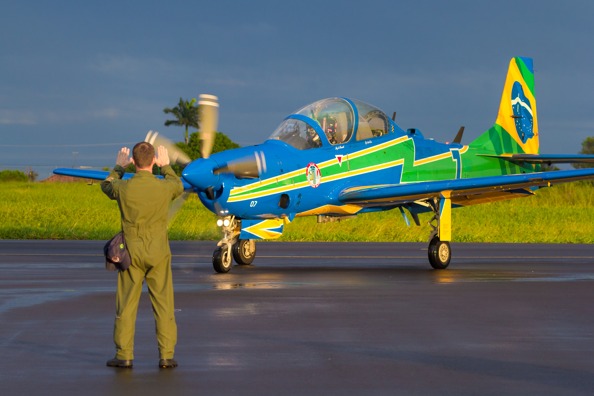 Canon EOS 60D + Canon EF 85mm F1.8 USM sample photo. Brazilian air force team "esquadrilha da fumaça" photography