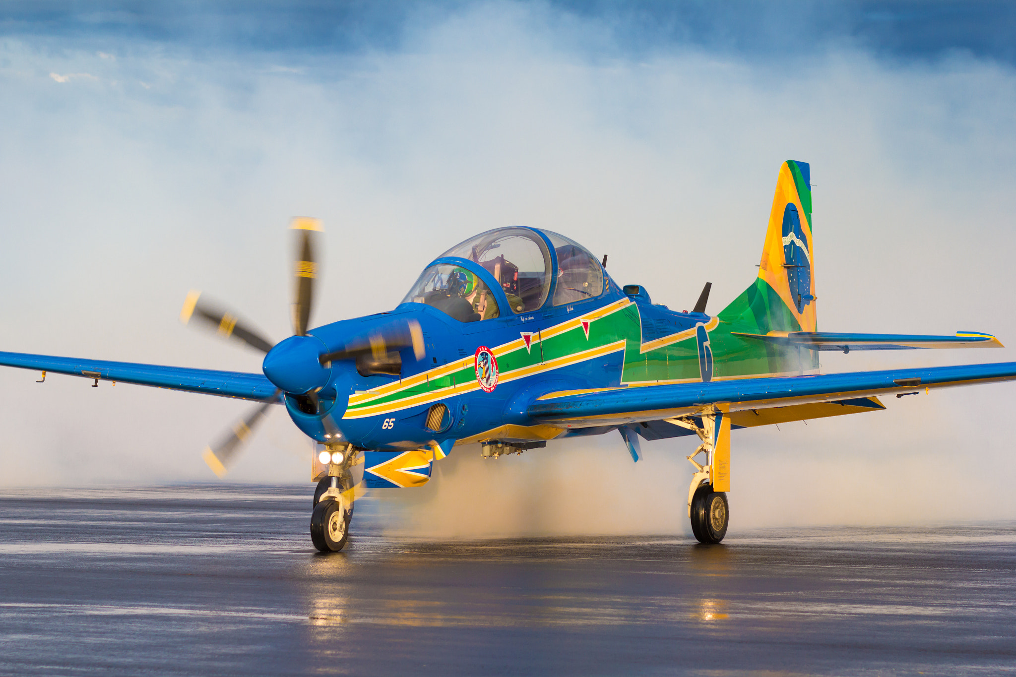 Canon EOS 60D + Canon EF 85mm F1.8 USM sample photo. Brazilian air force team "esquadrilha da fumaça" photography