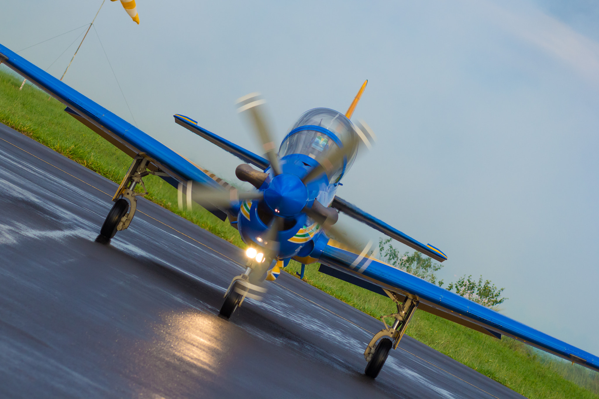 Canon EOS 60D + Canon EF 85mm F1.8 USM sample photo. Brazilian air force team "esquadrilha da fumaça" photography