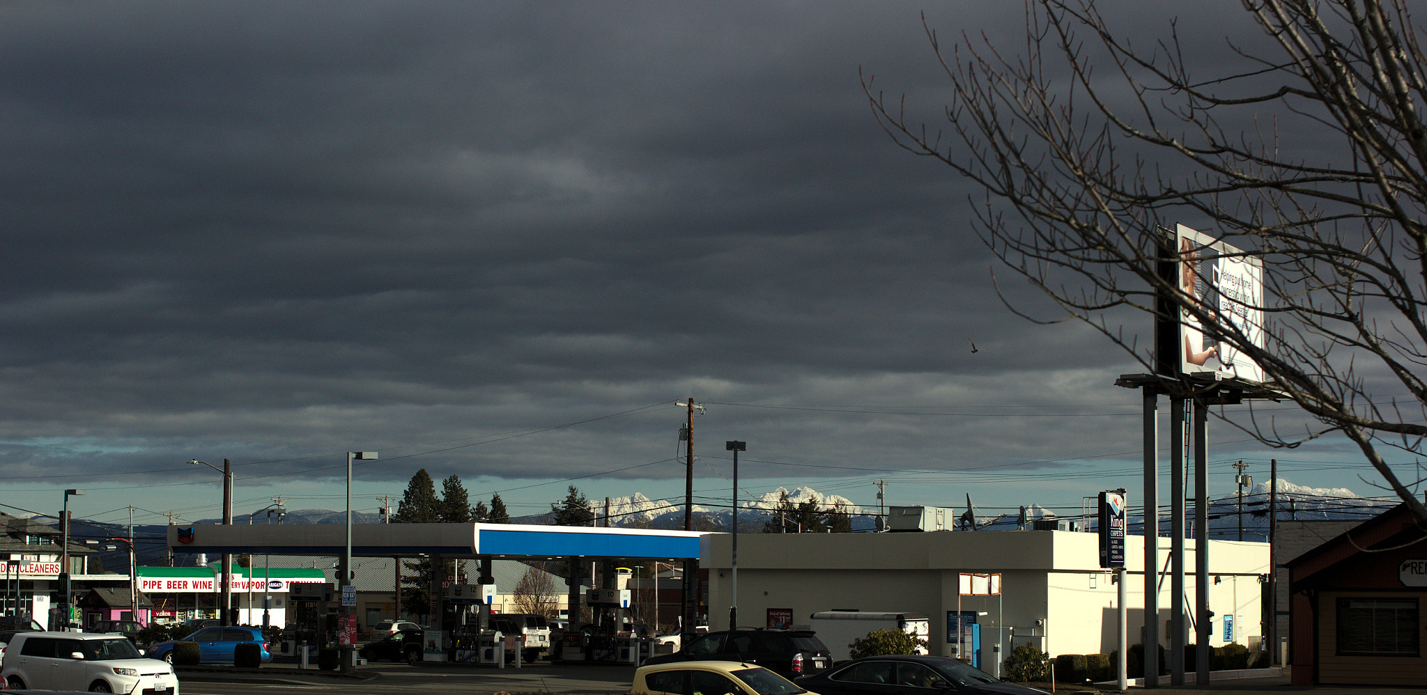 Canon EOS 1300D (EOS Rebel T6 / EOS Kiss X80) + Canon EF 35mm F2 sample photo. A gas station and the cascade mountains photography