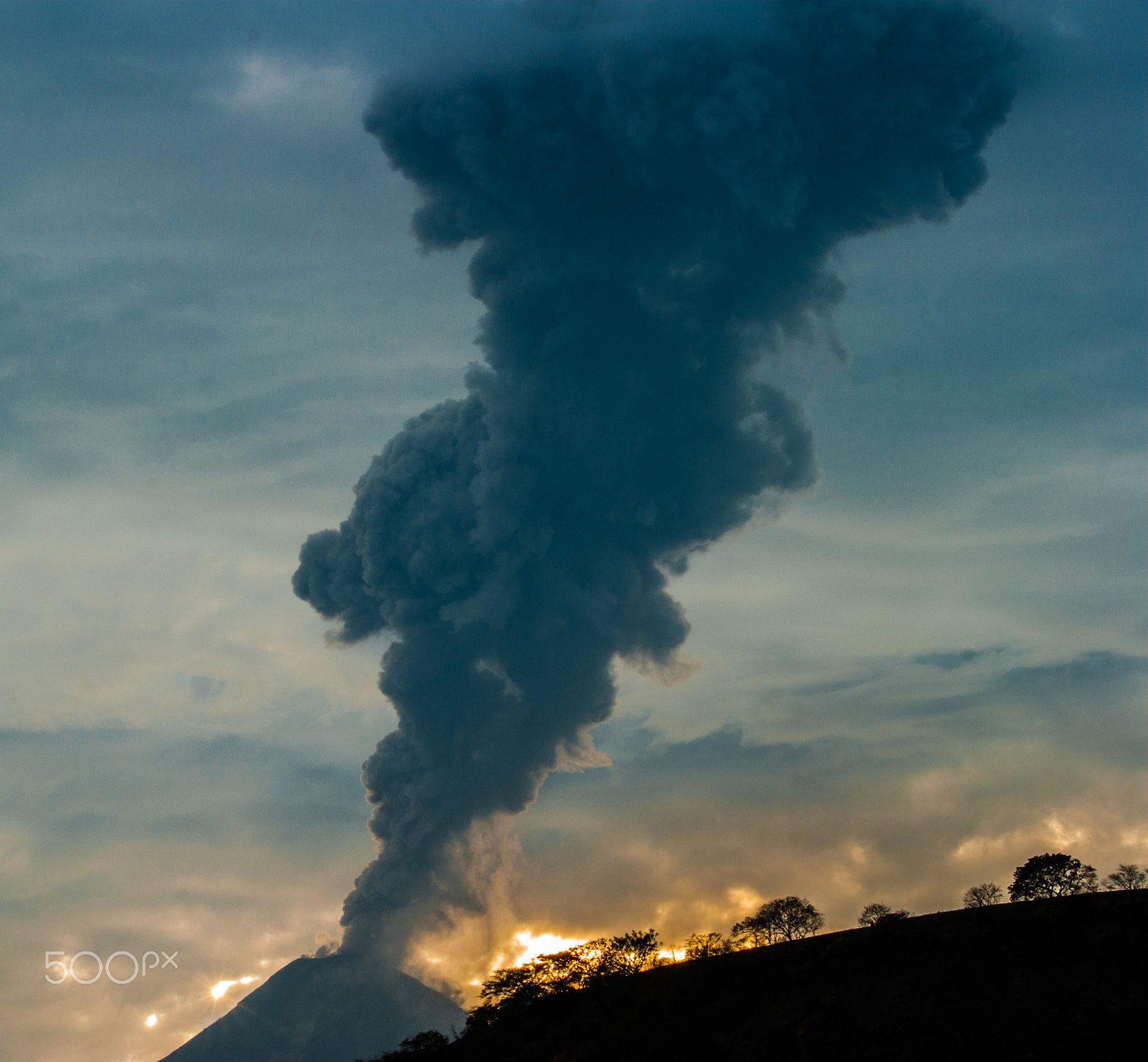 Sony 75-300mm F4.5-5.6 sample photo. Volcano's smoke reaching the clouds photography