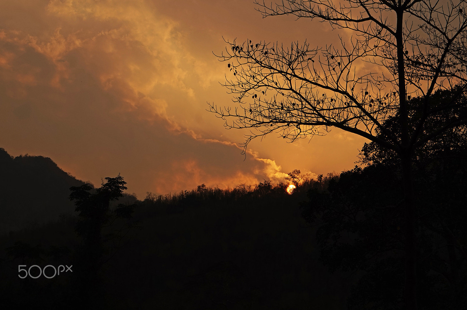 Sony Alpha a5000 (ILCE 5000) + E 50mm F1.8 OSS sample photo. Sunset over the mountain photography