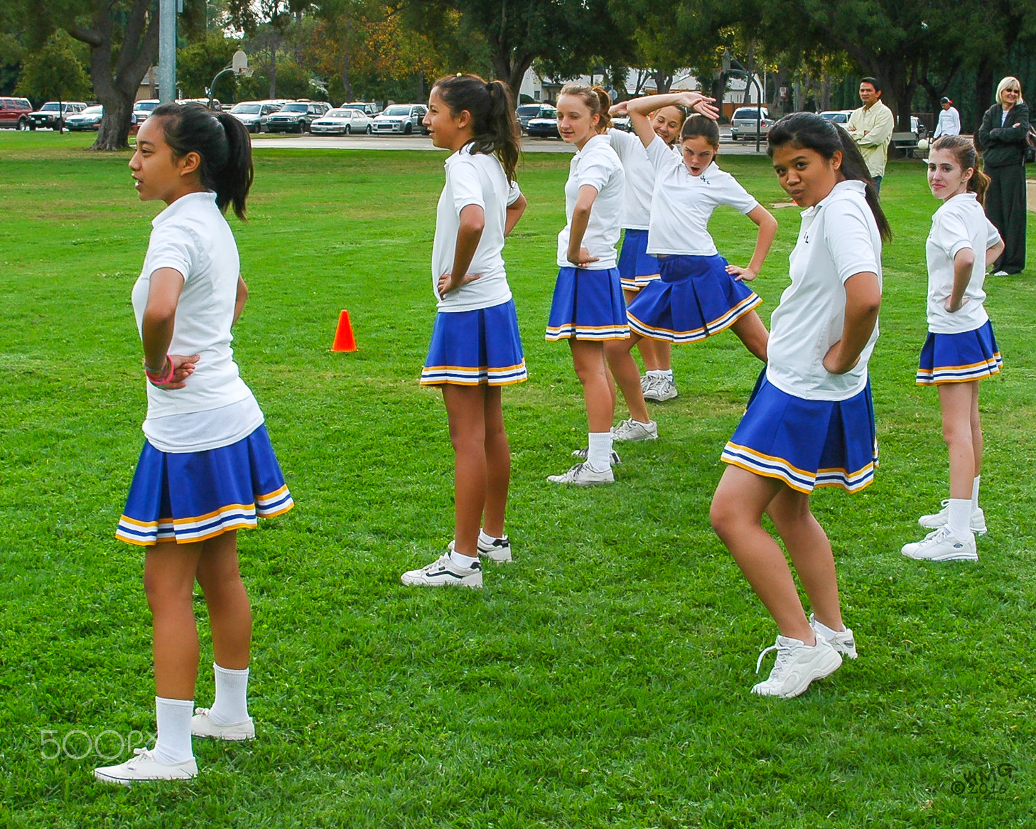 Nikon D70s sample photo. Breaking formation o photography