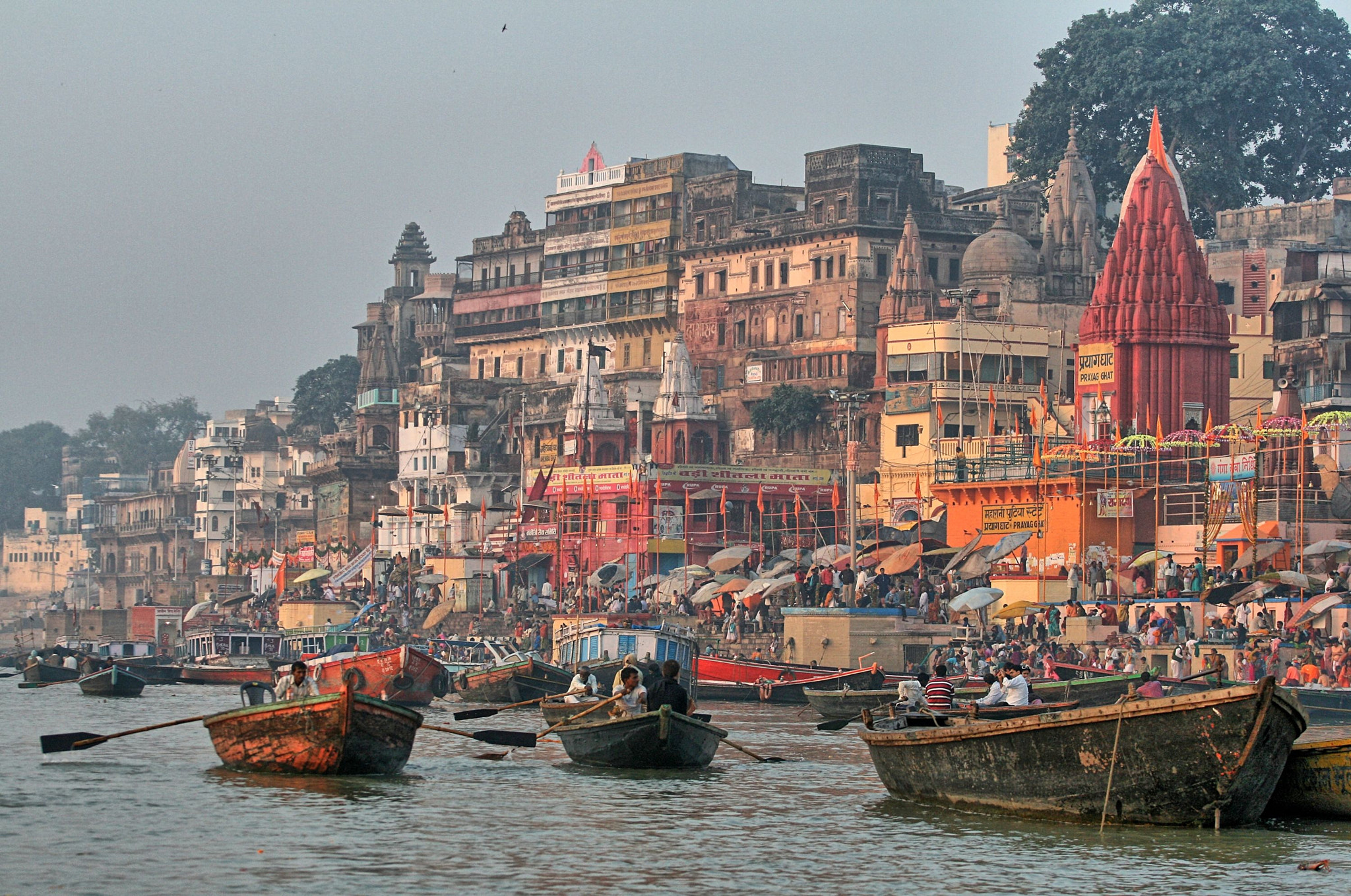 Canon EOS 400D (EOS Digital Rebel XTi / EOS Kiss Digital X) + Canon EF 70-200mm F4L USM sample photo. Varanasi the ganges photography