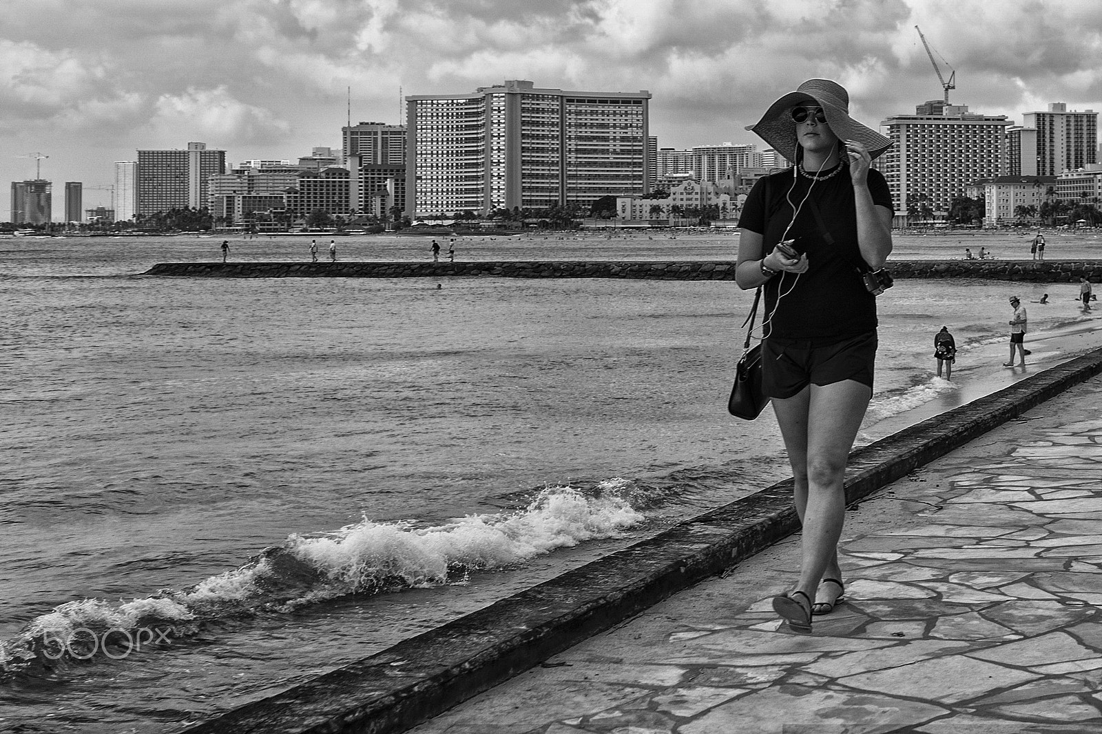 Sony a6000 sample photo. Waikiki street photography