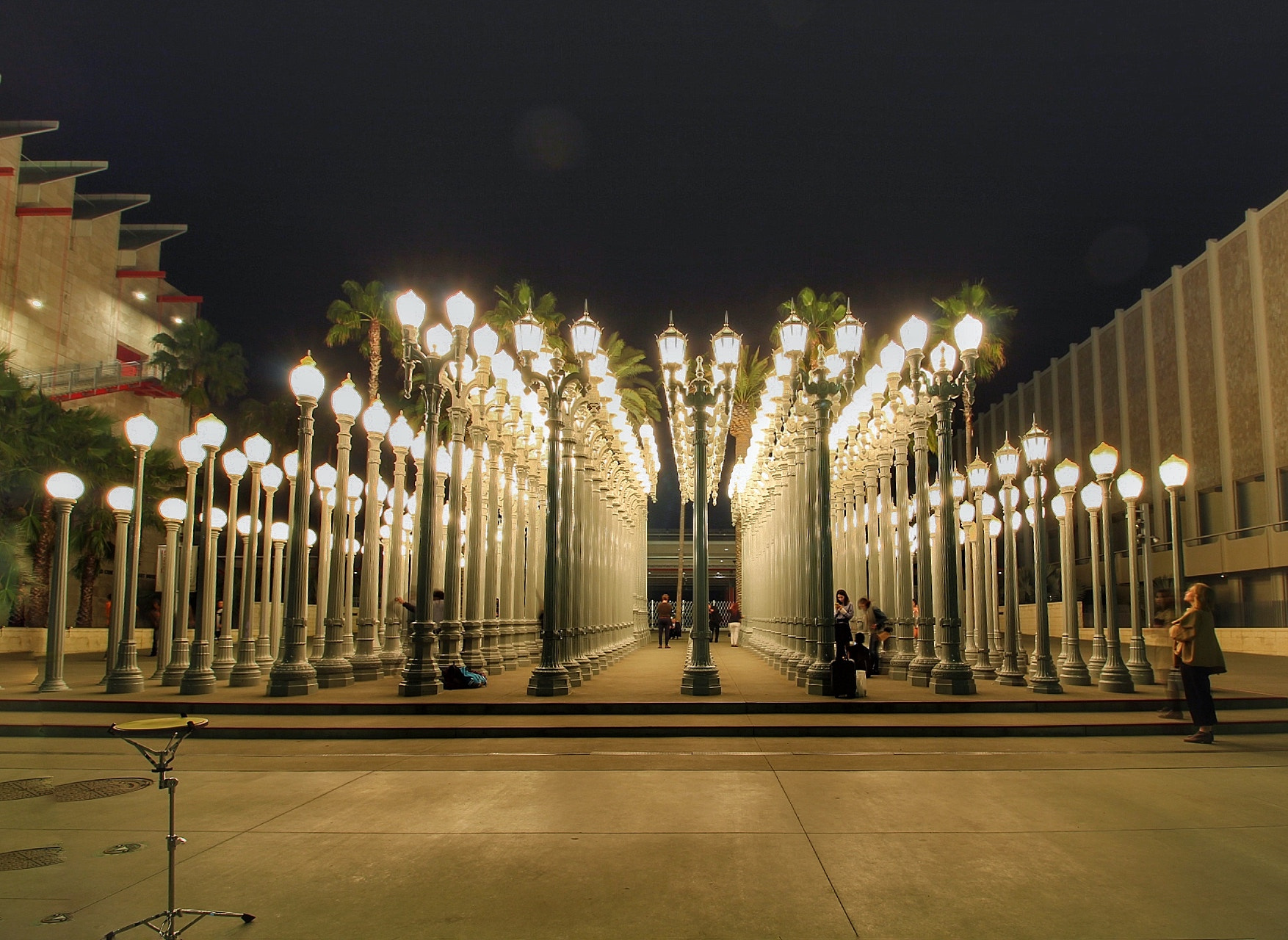 Canon EOS 1300D (EOS Rebel T6 / EOS Kiss X80) sample photo. Urban lights at lacma photography