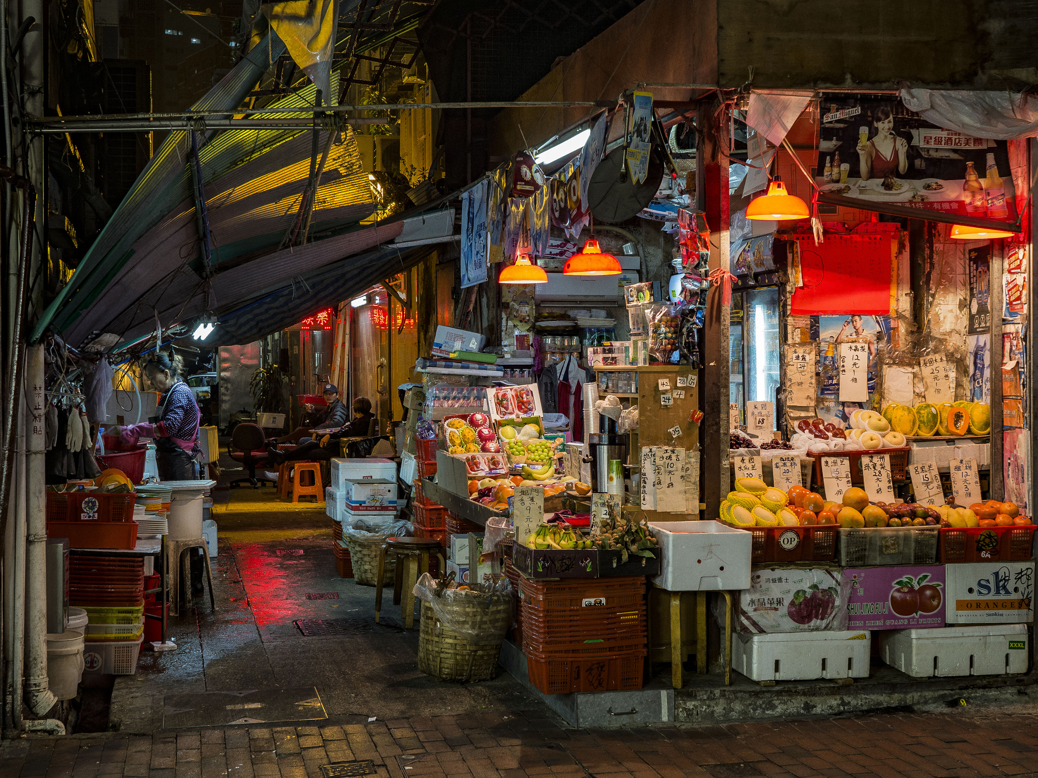Olympus OM-D E-M1 Mark II + OLYMPUS M.25mm F1.2 sample photo. Wet market fruit stand hong kong photography