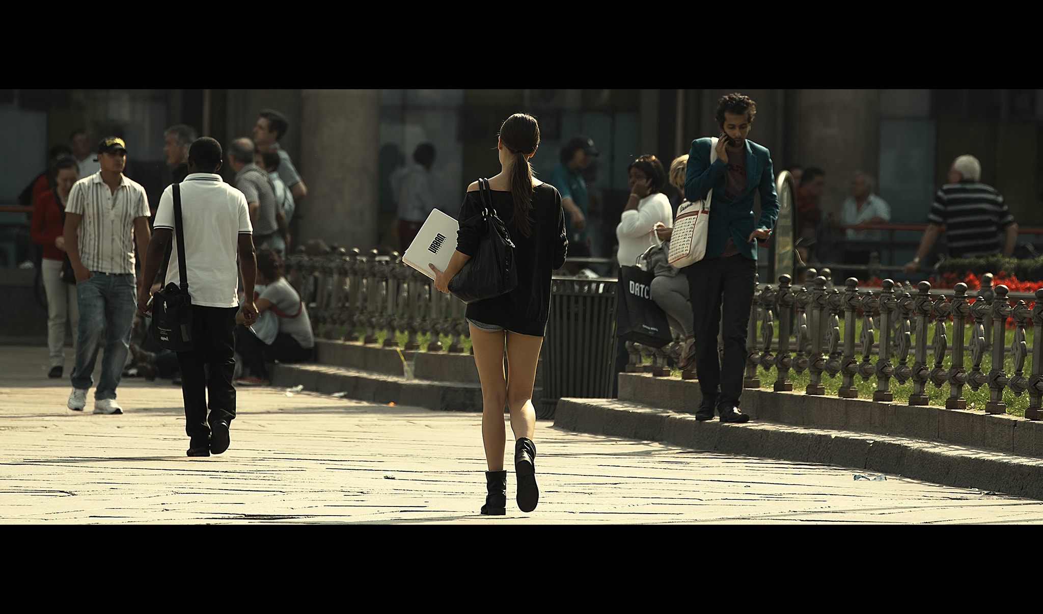 Canon EF 70-300mm F4-5.6L IS USM sample photo. Urban people photography