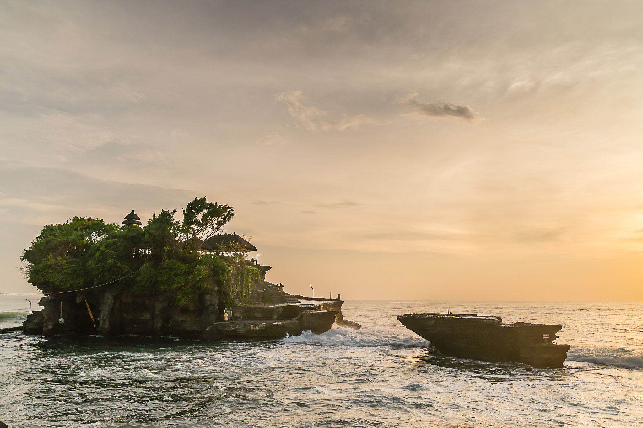 Sony a6300 + Sony Vario-Tessar T* E 16-70mm F4 ZA OSS sample photo. Tanah lot temple bali photography