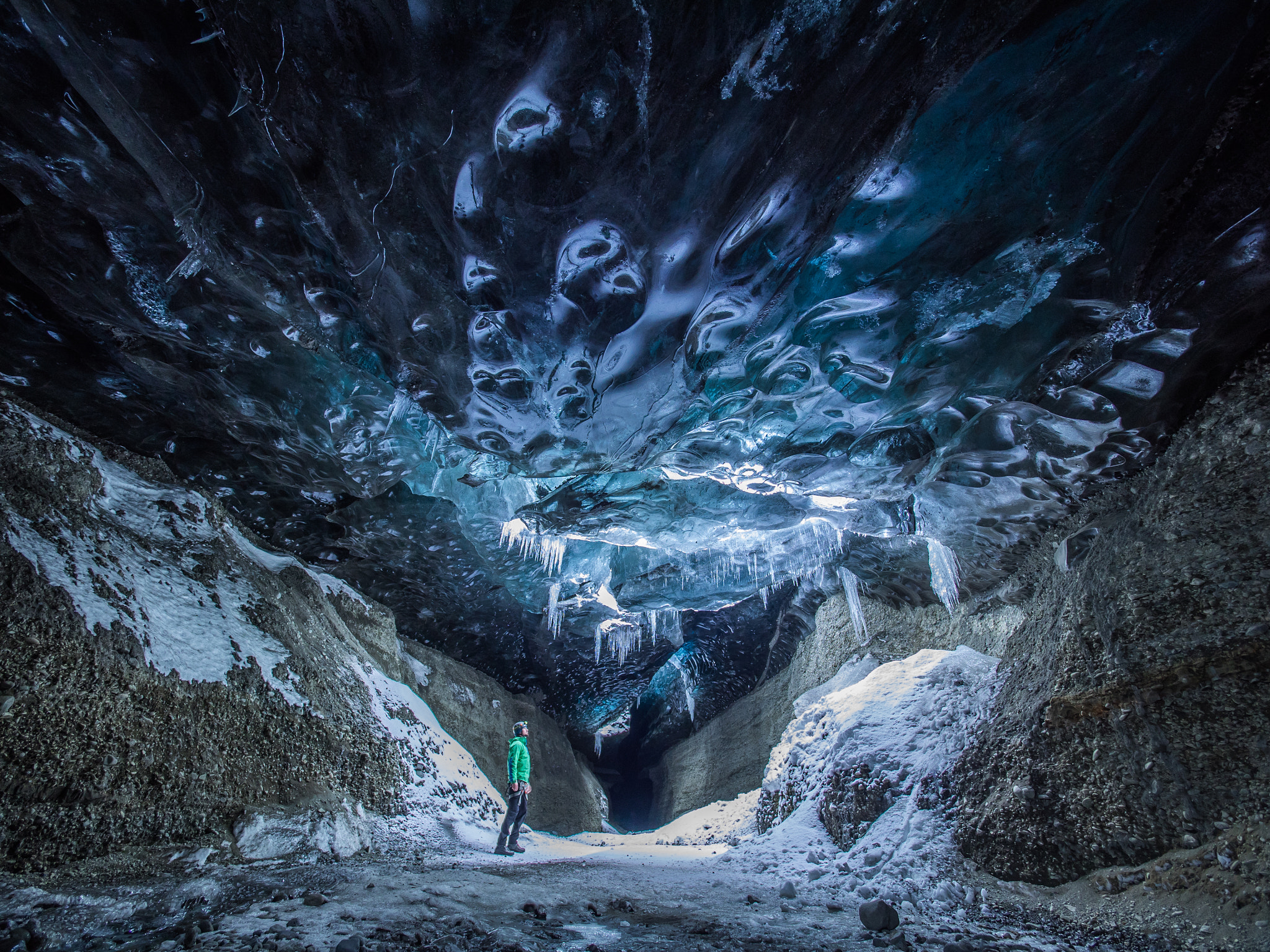 Olympus OM-D E-M1 + Olympus M.Zuiko Digital ED 7-14mm F2.8 PRO sample photo. Ice cave in iceland photography