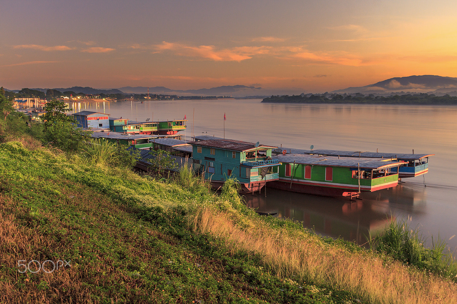 Canon EOS 500D (EOS Rebel T1i / EOS Kiss X3) + Sigma 18-200mm f/3.5-6.3 DC OS sample photo. Good morning mekhong river photography