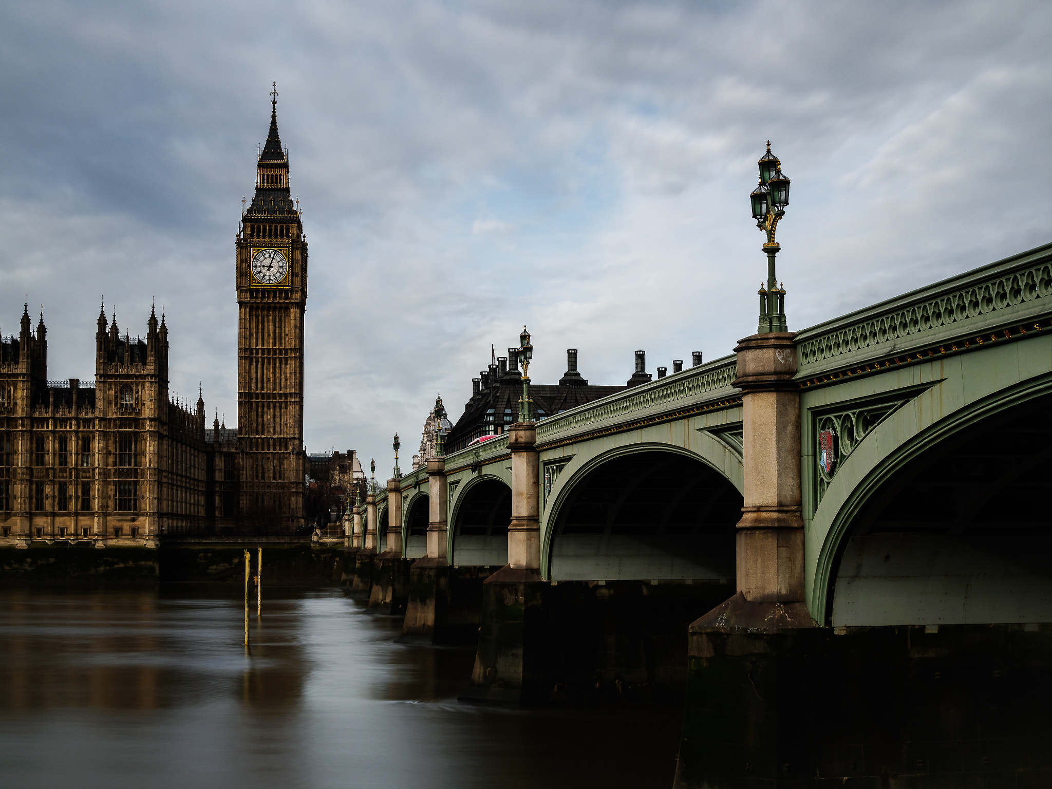 Olympus OM-D E-M10 + Olympus M.Zuiko Digital 25mm F1.8 sample photo. Westminster bridge & queen's tower photography