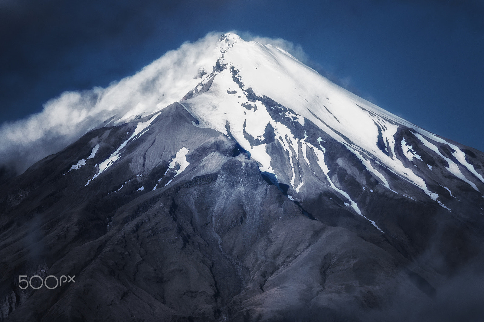 Canon EOS 70D + Canon EF 70-200mm F4L USM sample photo. Clouds in the summit, mt taranaki. photography