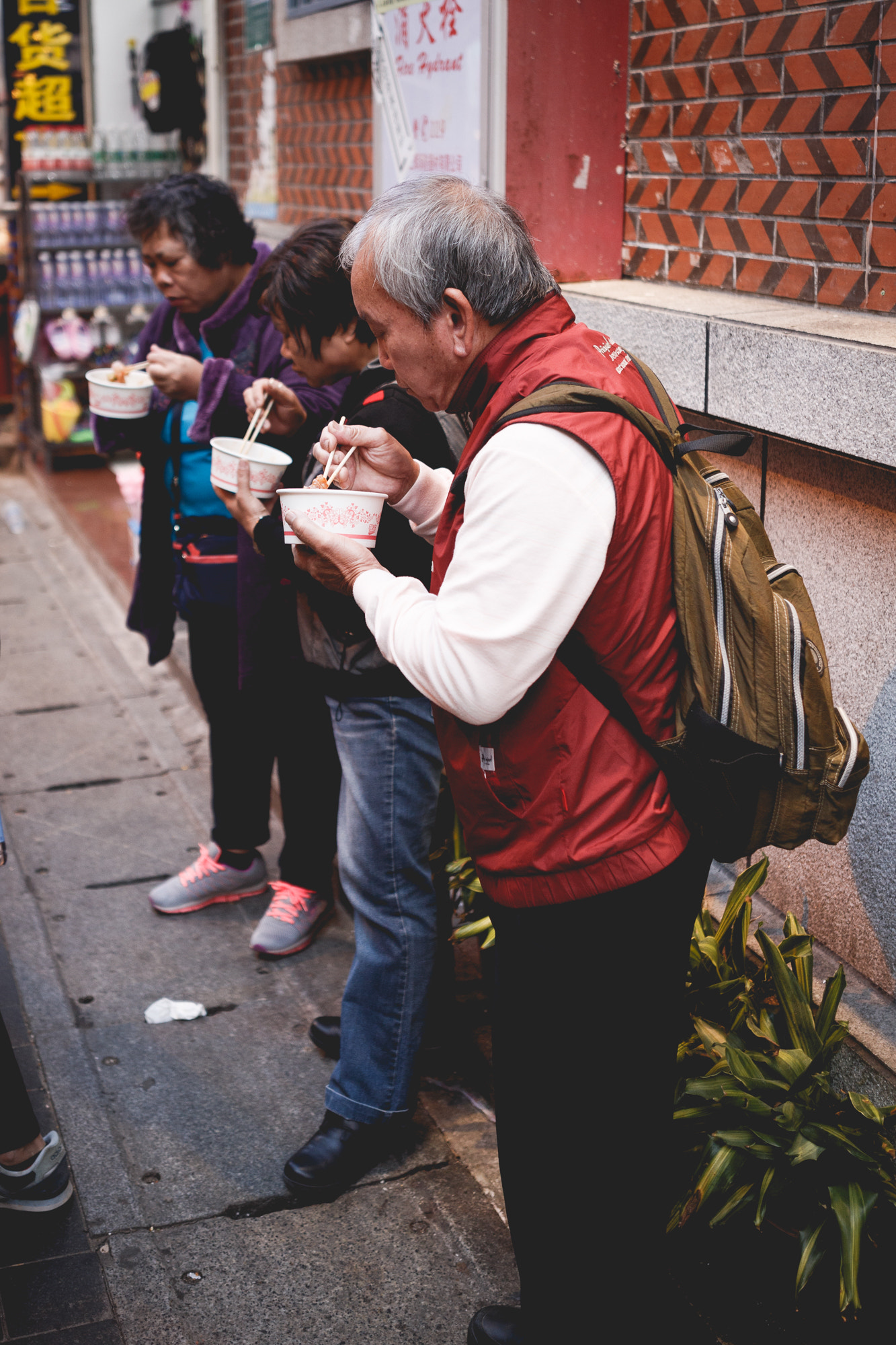 Canon EOS 6D + Sigma 24-35mm F2 DG HSM Art sample photo. Eating photography